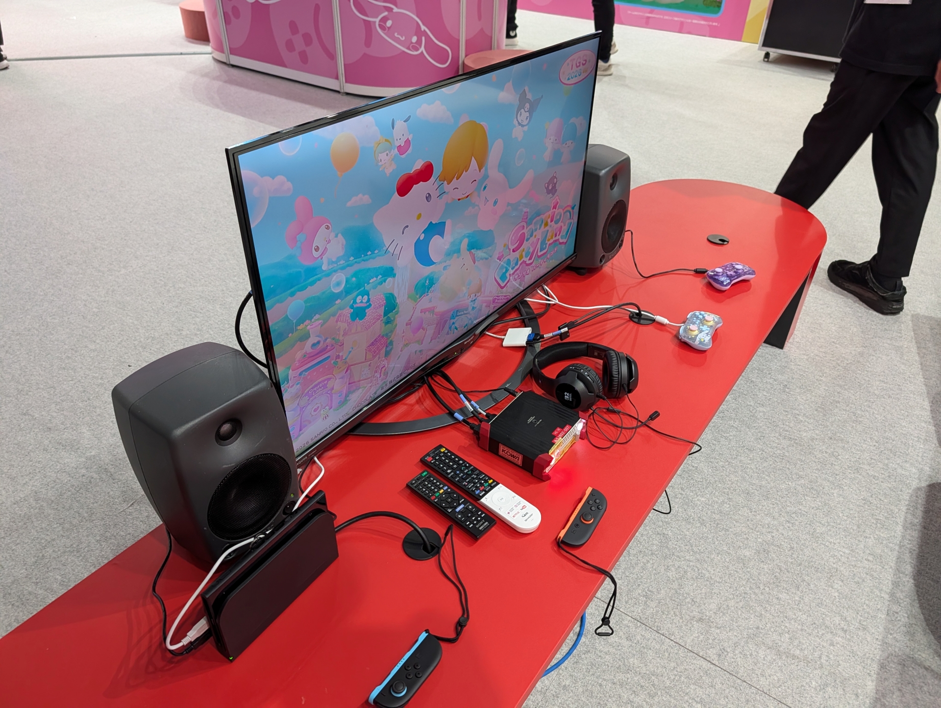 「Sanrio Party Land」の試遊ブースの1角には長テーブルがセッティングされ、椅子に座ってのんびりプレイできた