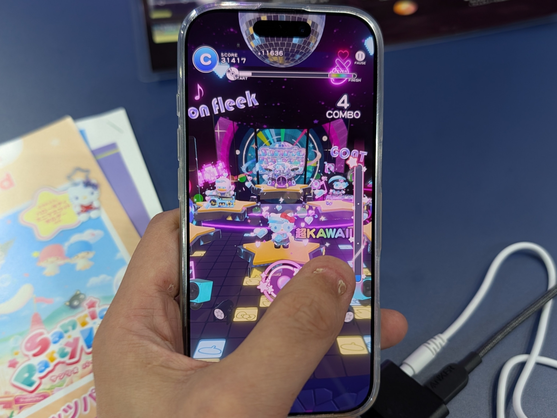 「パフォーマンスモード」では、画面内に次々と浮かんでくるアイコンをタッチ、またはフリック操作をタイミングよく決めてスコアを稼ぐ。ベストタイミングで操作が成功するとレインボーカラーの「超KAWAII!」が！