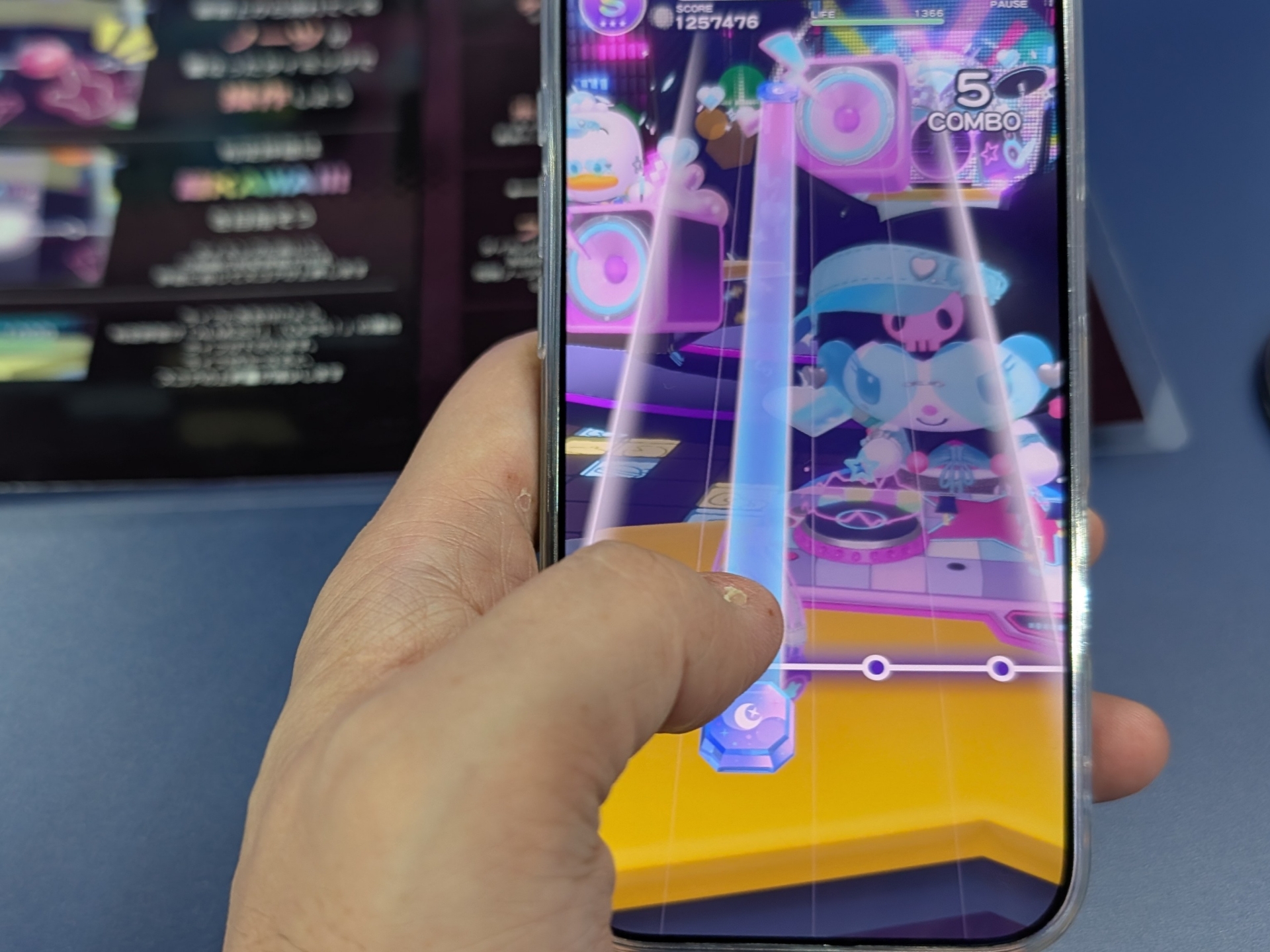 上から流れてくるアイコンを指示通りの操作でタップしたりフリックすればOK
