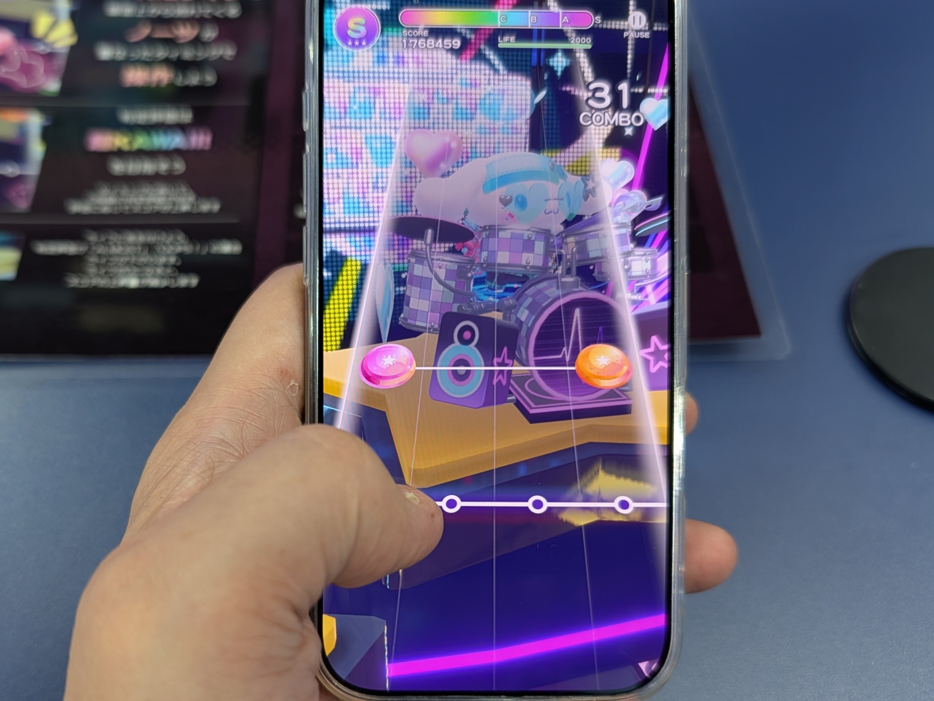 難易度「EASY」から「HARD」くらいまではリズムゲーム初心者でも満足なプレイが楽しめた。難易度が上がるごとに新たなアクションが必要なアイコンが出現するようになる