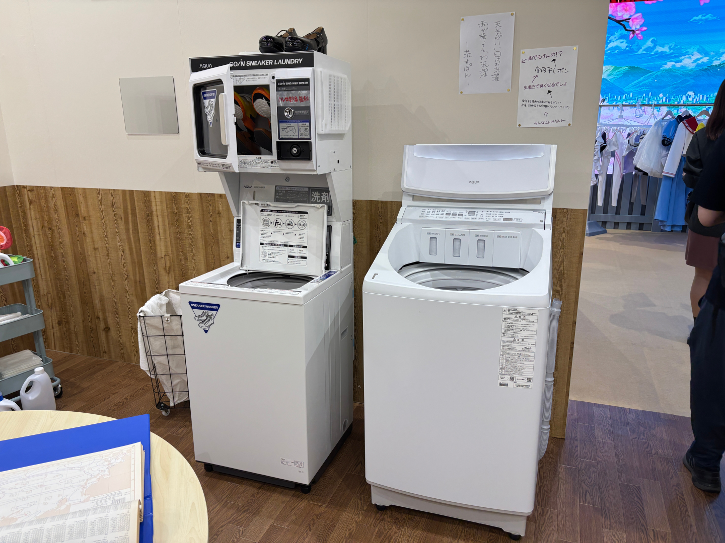 空間に馴染みすぎている洗濯機。中には洗濯物が入っていたりと生活感満載だった