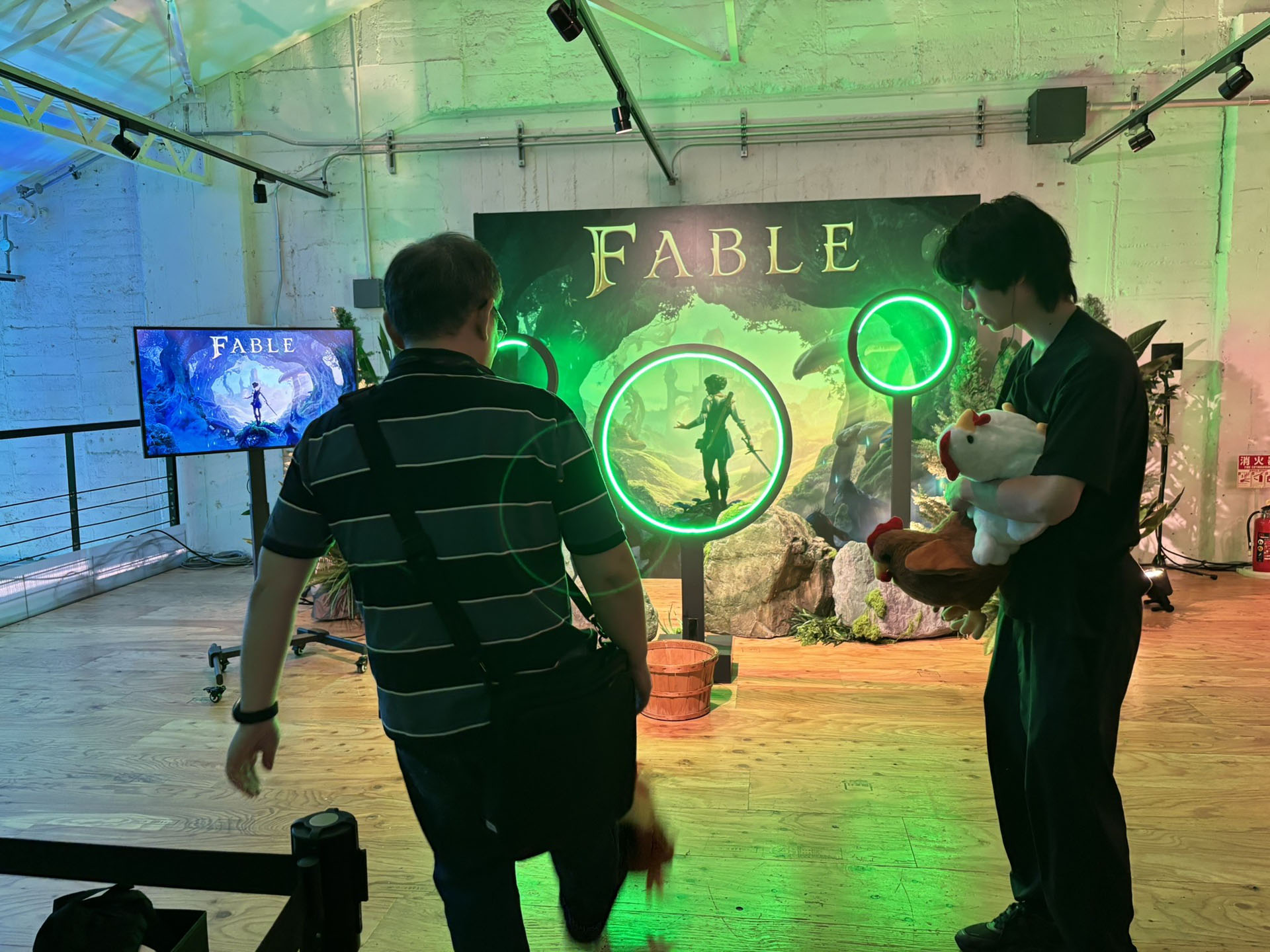「FABLE」のアトラクション。ニワトリを蹴ったり、投げて輪をくぐらせる