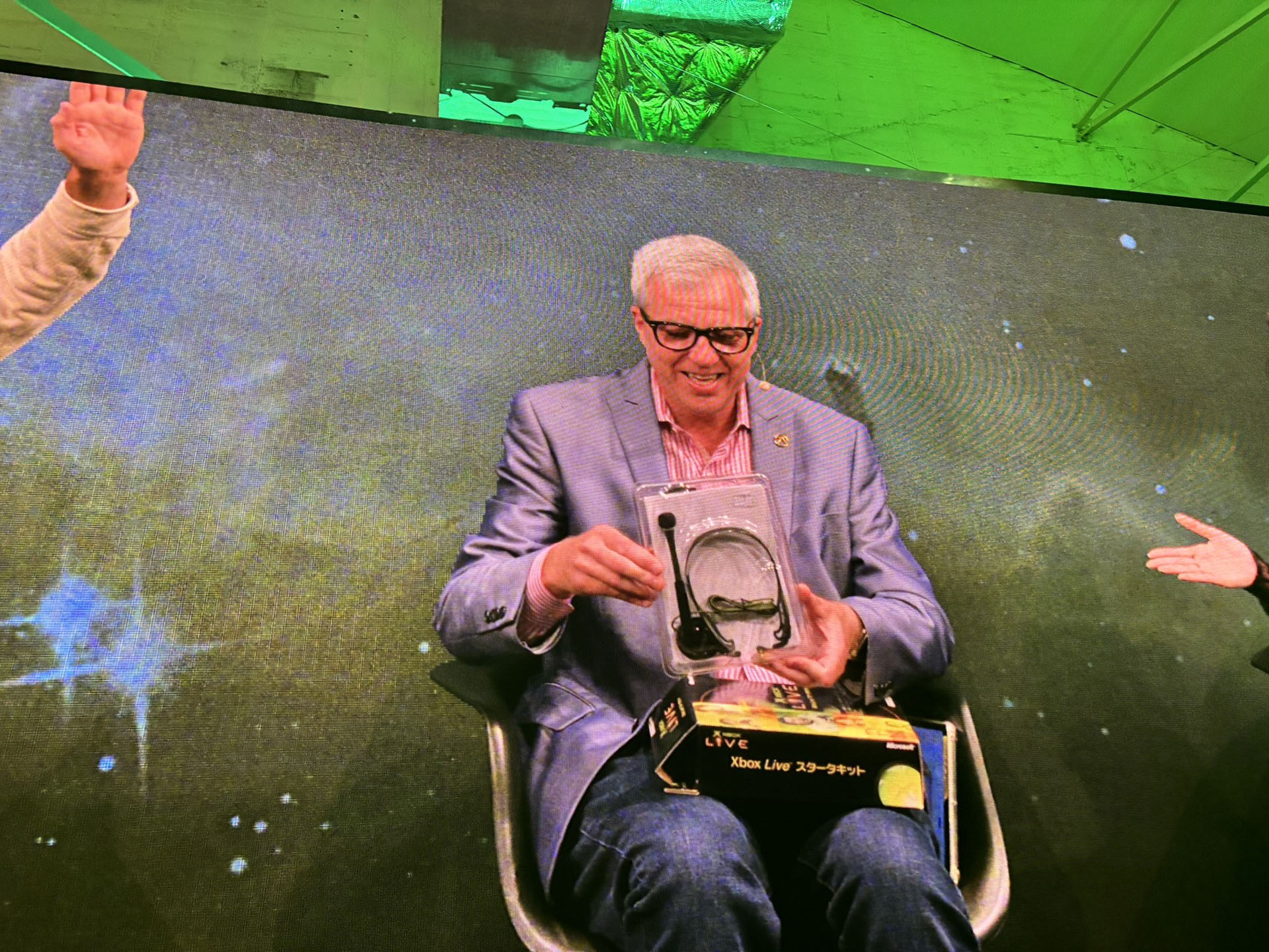 初代XBOXのオンラインプレイスターターキットを披露するLarry Hryb氏