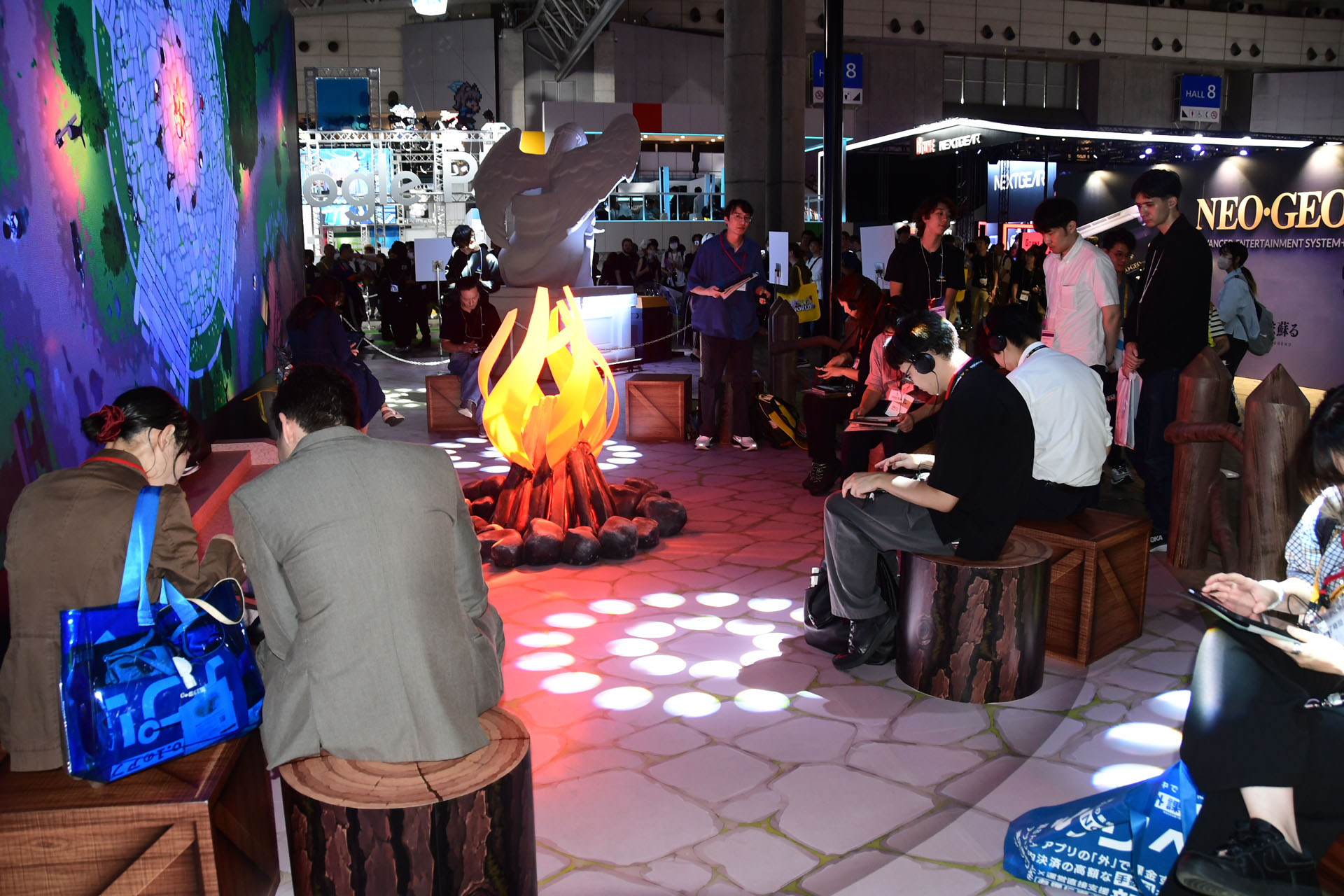 ゲーム内の交流の場「たき火」を囲んで試遊できる