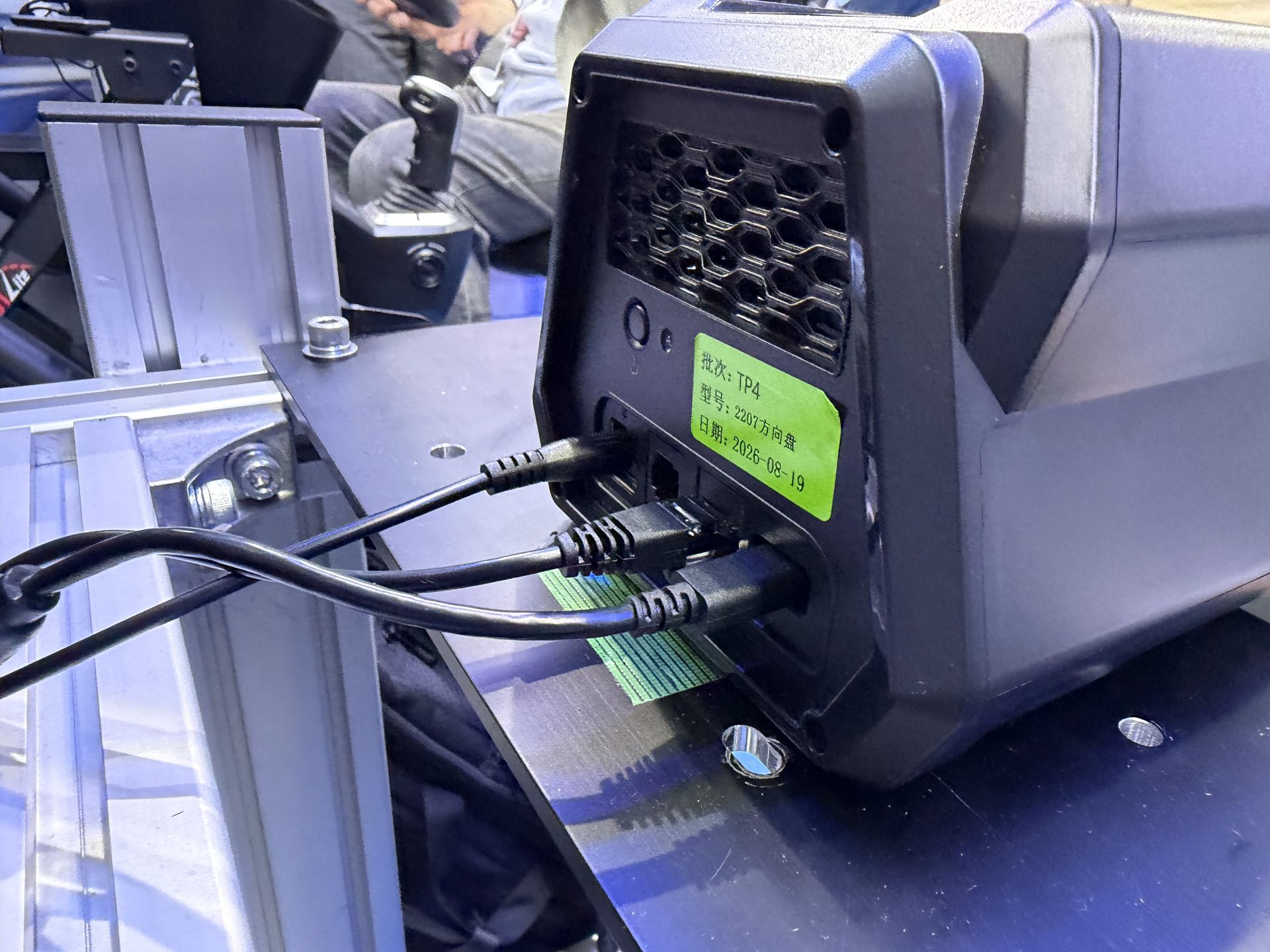 背面は、電源と、ホイール/ペダルをPCに繋ぐ3つの端子がある
