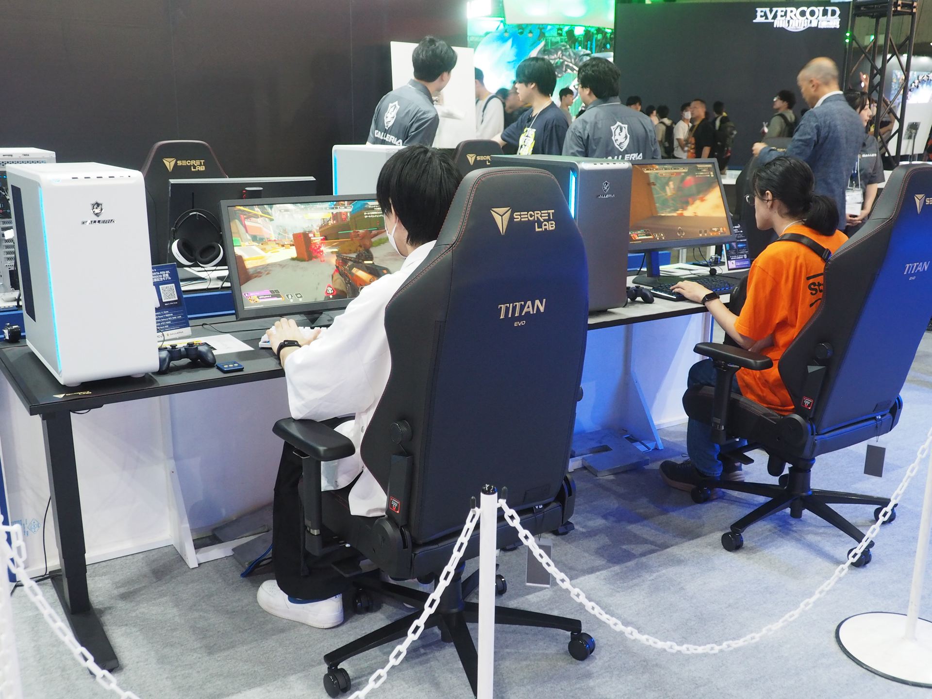ステージ右に用意された競技コーナー。ゲーミングチェアやゲーミングキーボード、ゲーミングマウスなどeスポーツ大会で使われるような環境でFPSをプレイできる