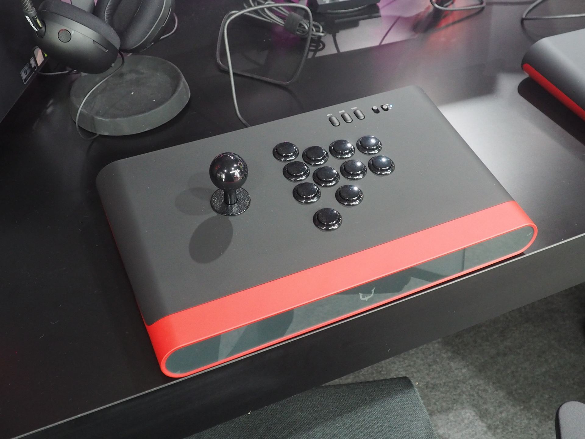 こちらがレバータイプの「REJECT Arcade Controller」