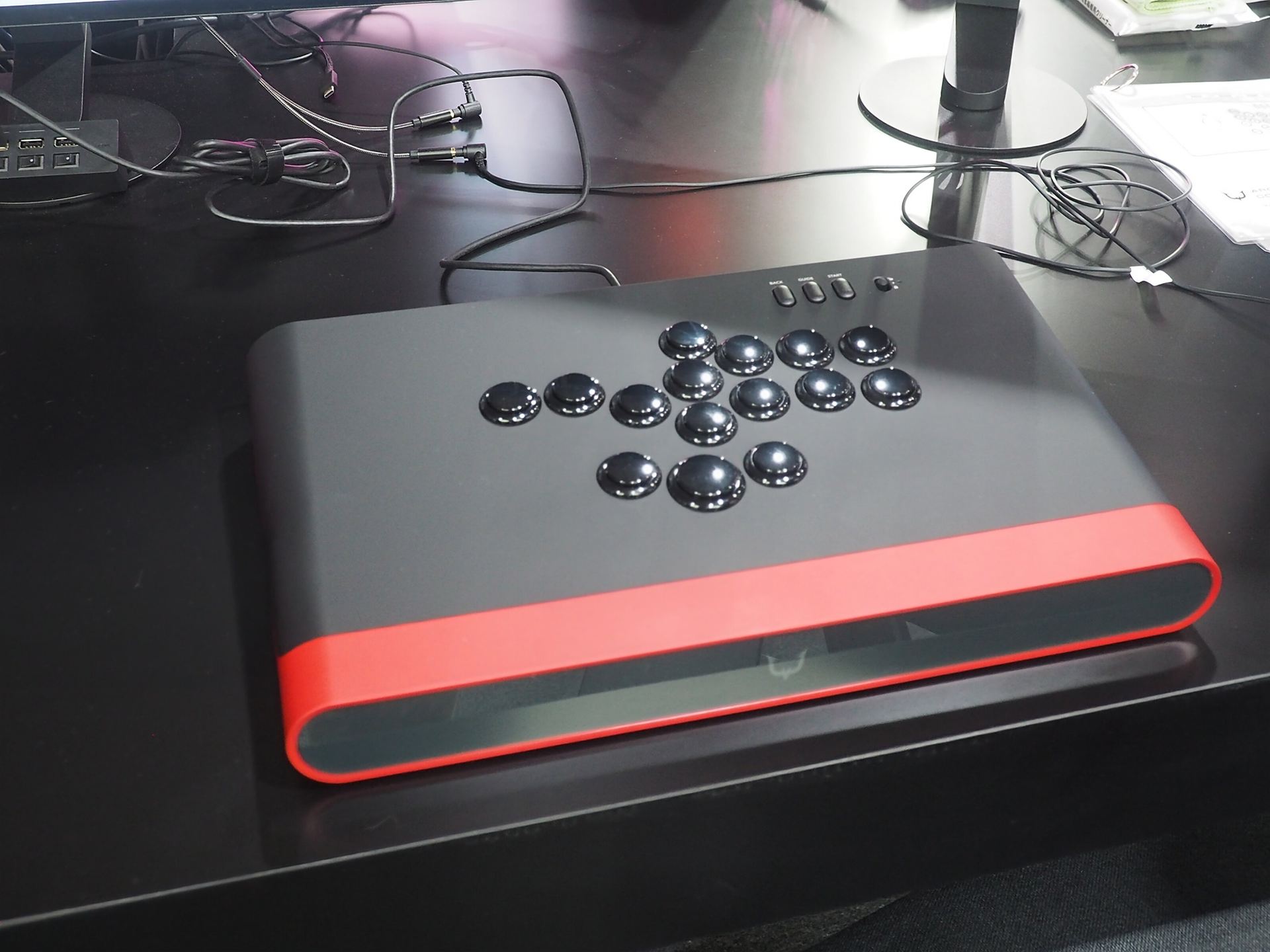 こちらがレバーレスタイプの「REJECT Arcade Controller Leverless」
