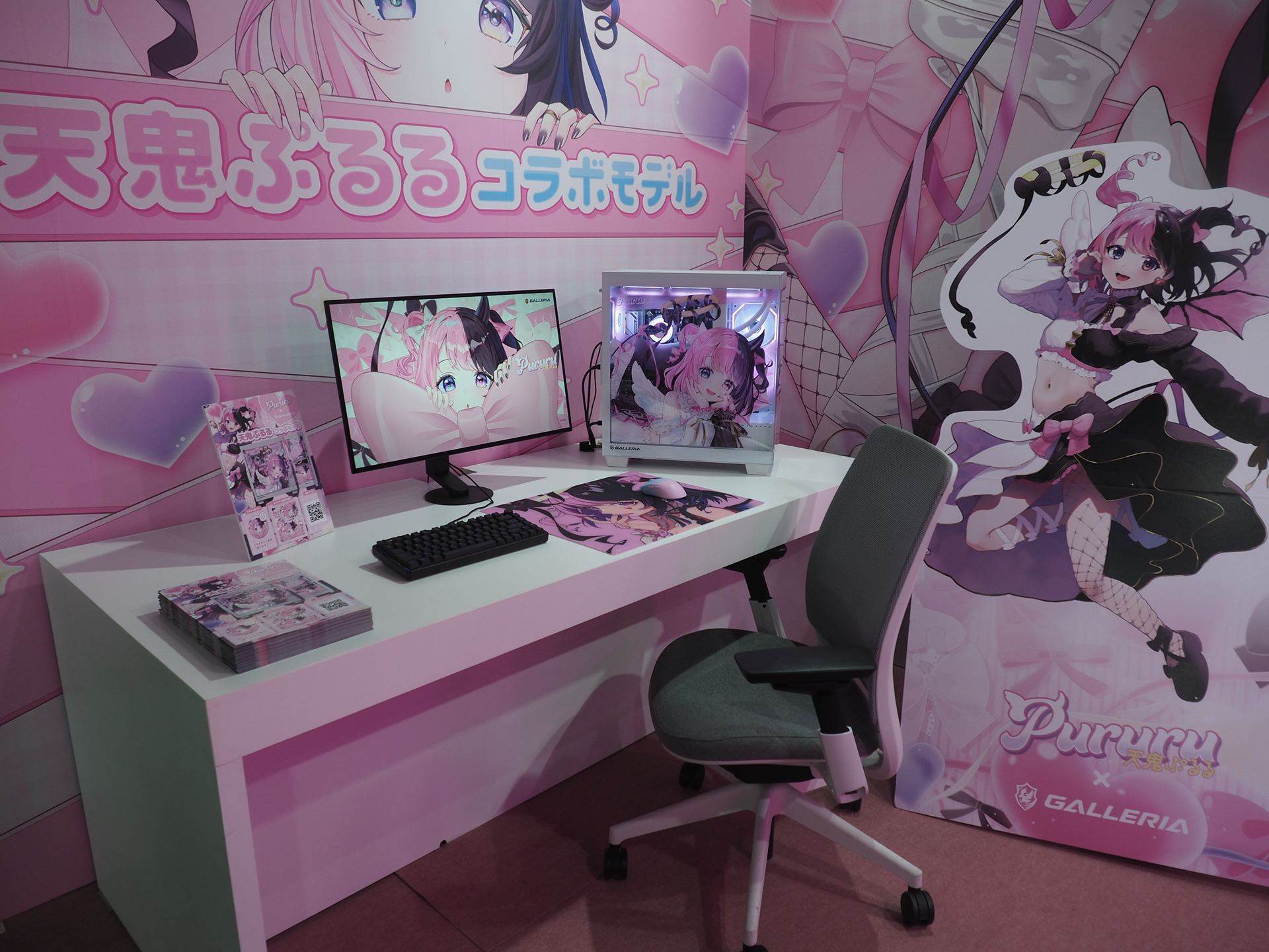 天鬼ぷるるコラボモデルやコラボマウス、マウスパッドなどが展示されていた