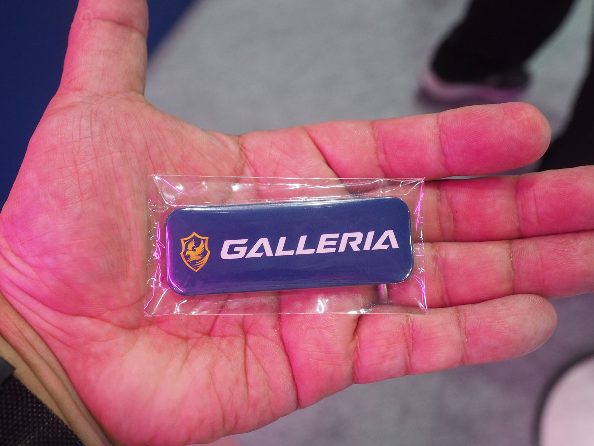 こちらはアンケートに回答するかハッシュタグ付きX投稿で全員にもらえるGALLERIAオリジナル缶バッジ