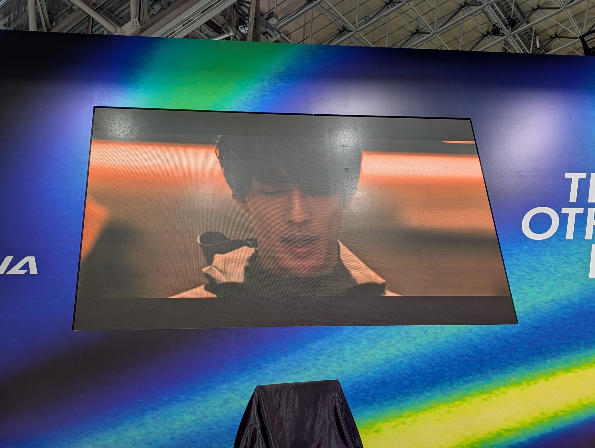 ムービーでは、おふざけはなく、怪しげな衣装をまとったVARRELメンバーたちが出演。怪しい雰囲気の映像が展開された