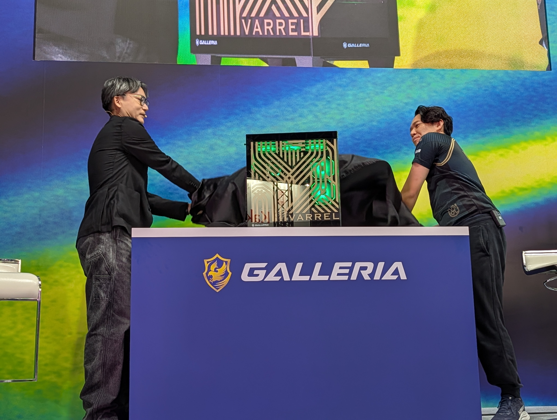 本トークセッションで初披露されたGALLERIAとVARRELとのコラボゲーミングPCが佐久間氏とときど選手の2人の手でアンベール！