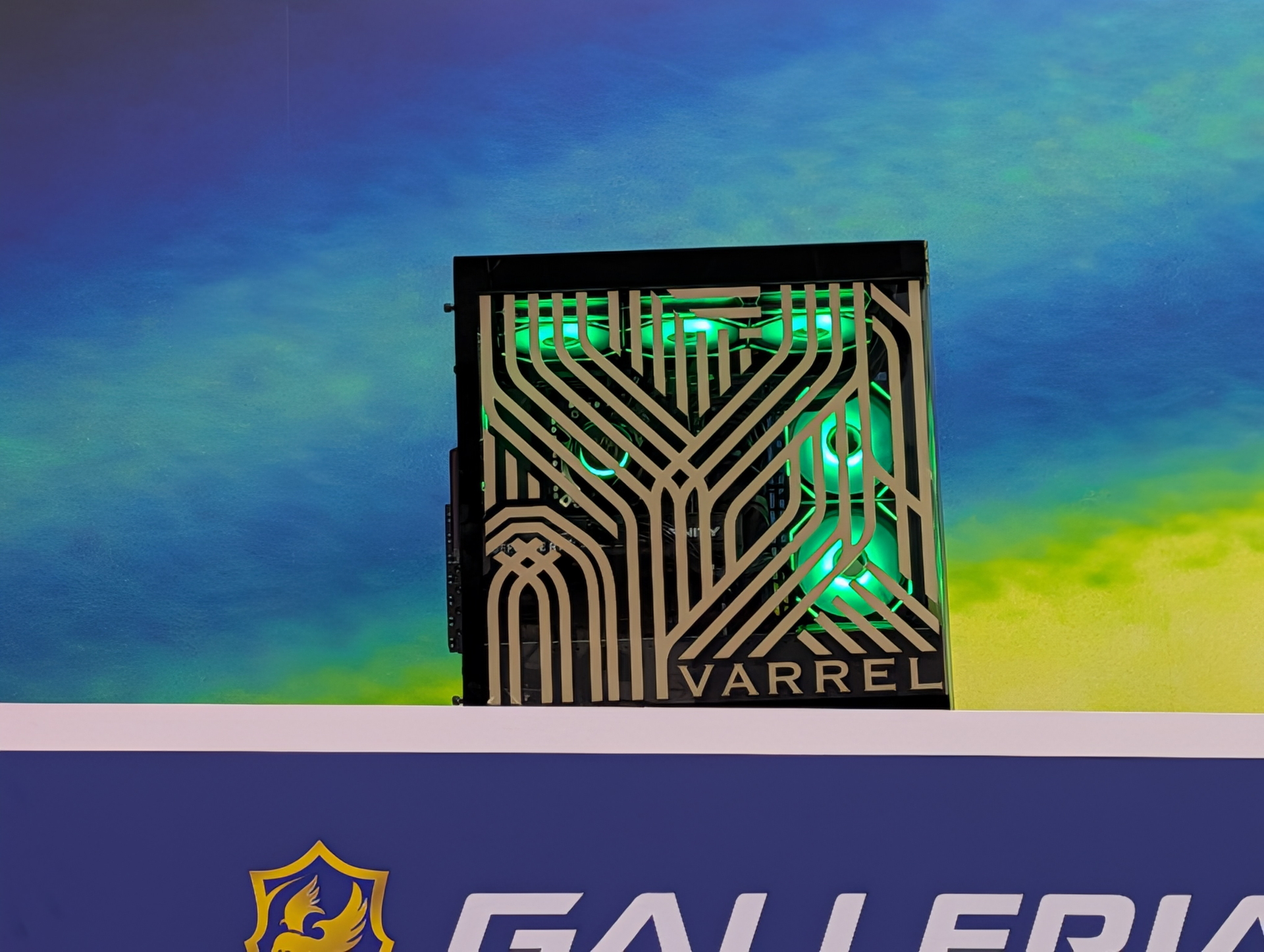 黒をベースに金色の不思議な文様と緑色のLEDが異彩を放つゲーミングPCとなっている