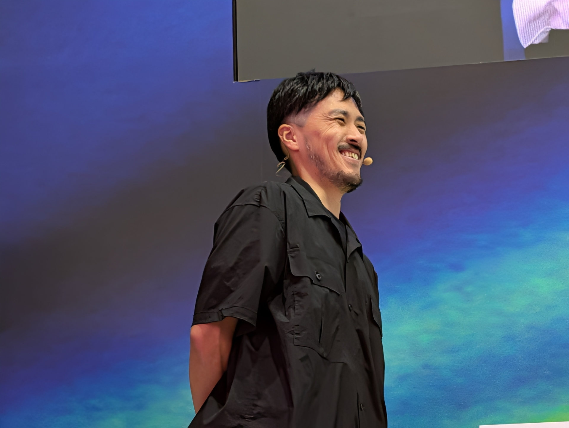 デザインを手掛けた同社アートディレクターのまえけん氏