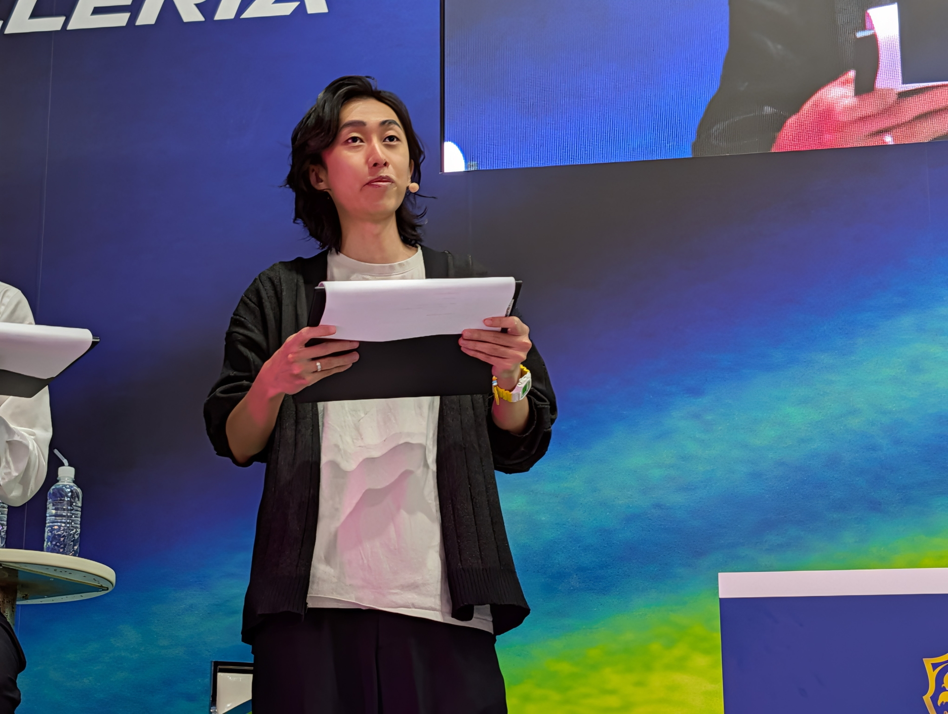 実況を務めたコサク氏。格闘ゲーマーとしての腕は天下一品ながら、プロとしてVARRELに所属はしていないため、毎回呼び方に困るのだが、今回は「VARRELのスタッフ」として参加したとコメントしていた