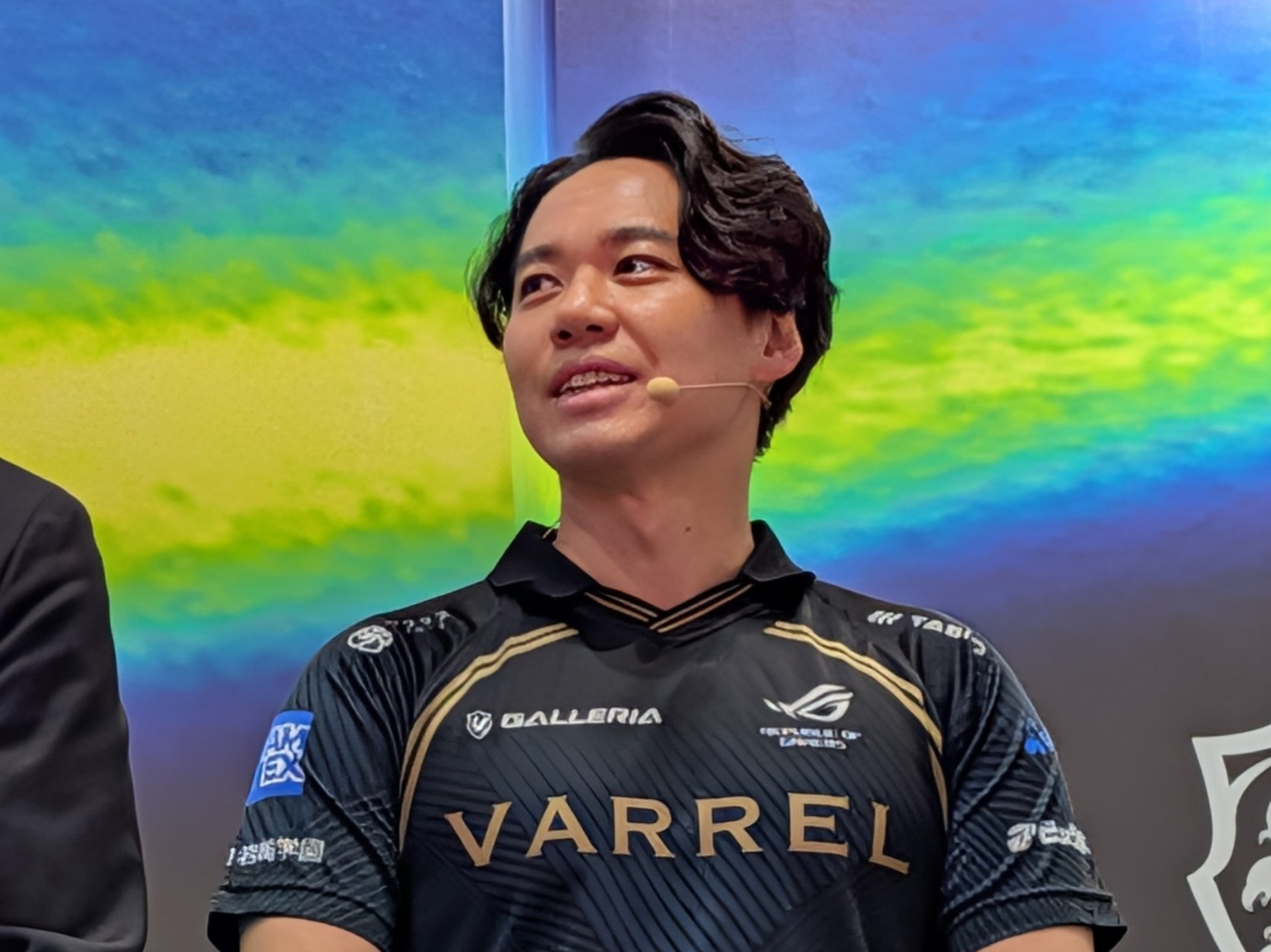 随所で「VARRELコラボPC」をおねだりする「VARREL-MAN」ときど選手。今年は世界大会優勝など勢いもあるので、このまま来年3月の「CAPCOM CUP 13」でも優勝を決めてほしいところ