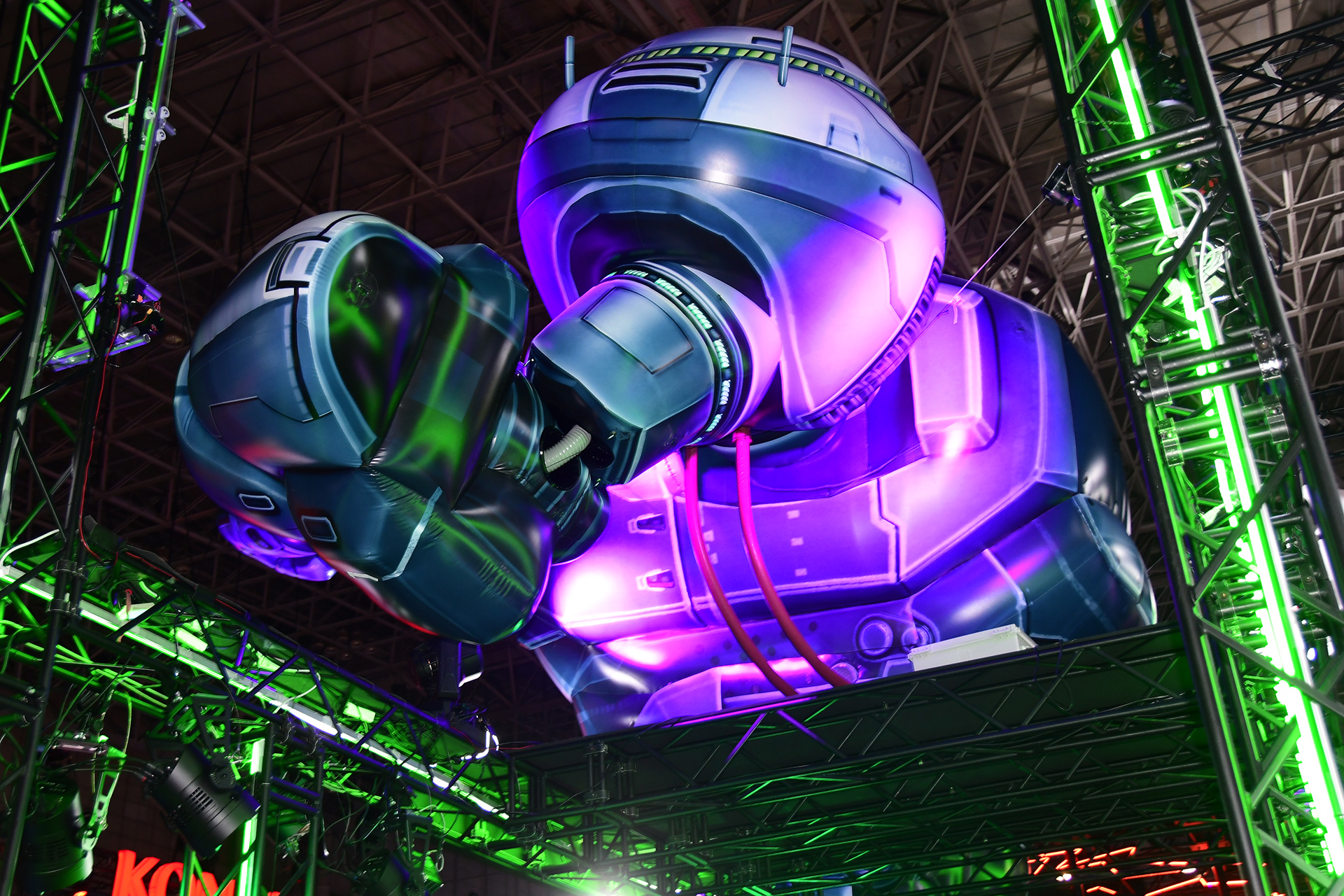 会場で圧倒的な存在感を放っている巨大なロボットだ