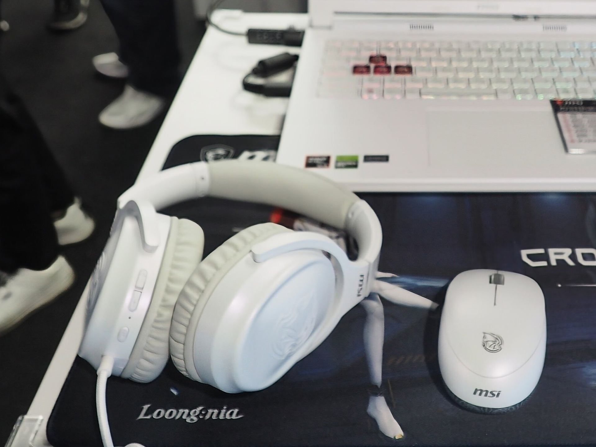 Crosshair A16 HX MLG Edition EBWには同じカラーで統一されたヘッドホンやマウスも付属する