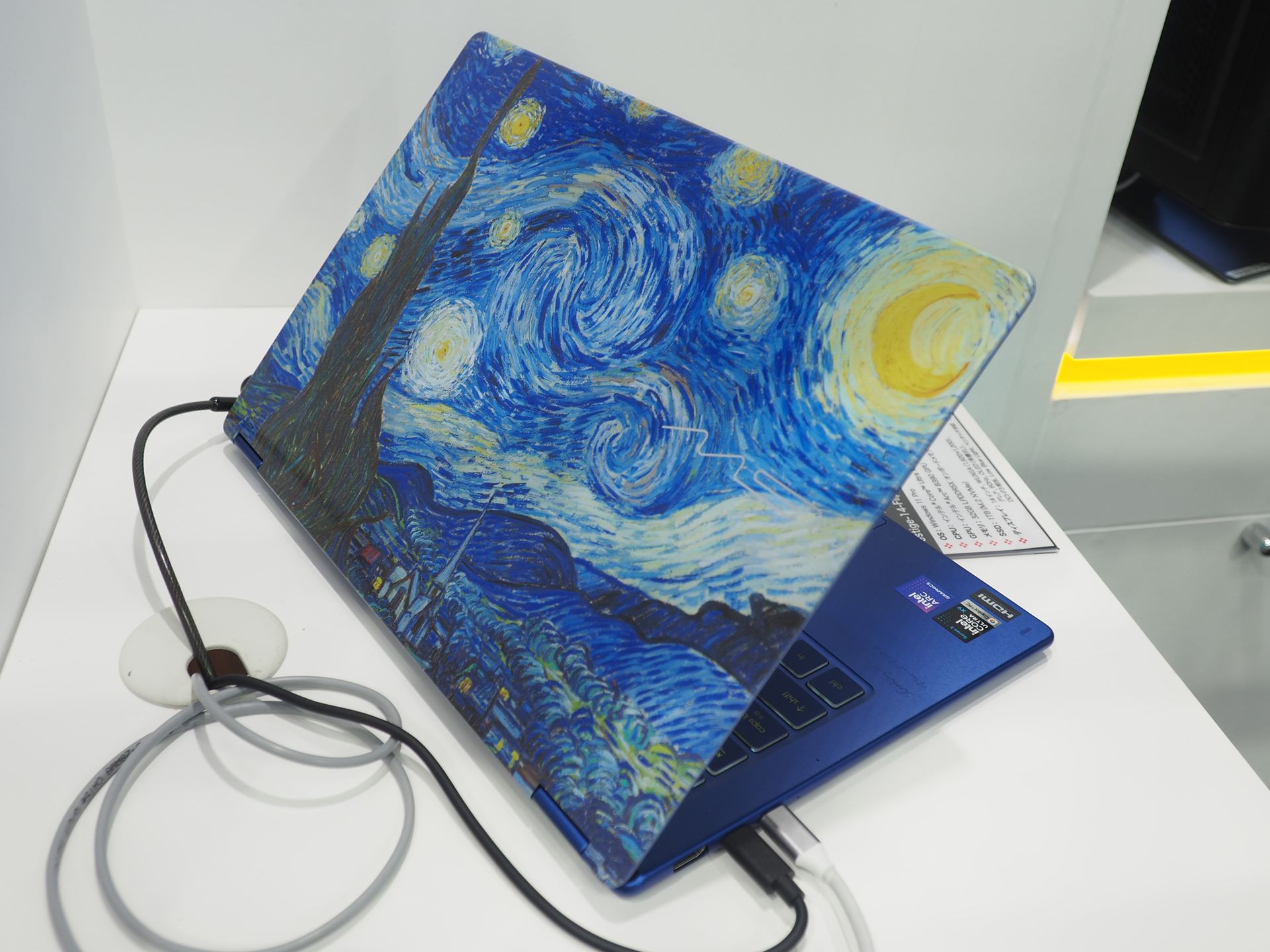 天板にゴッホの名画「星月夜」が描かれている