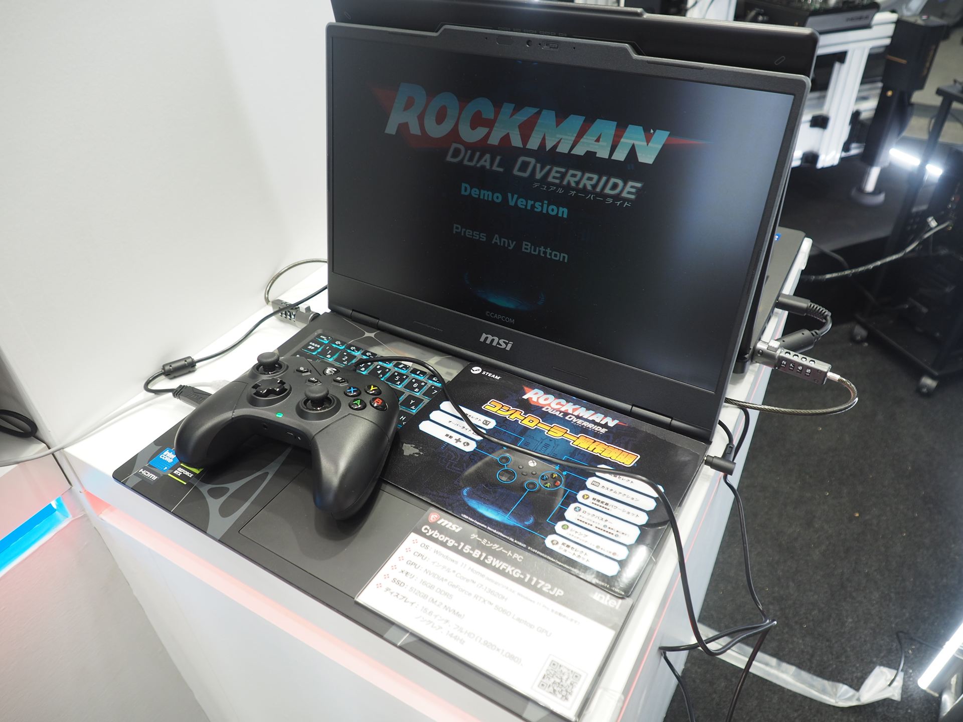 別の場所でも「ロックマン：デュアルオーバーライド」の試遊台があった。こちらは、Core i7-13620HとGeForce RTX 5060 Laptopを搭載した15.6インチゲーミングノートPC「Cyborg-15-B13WFKG-1172JP」である