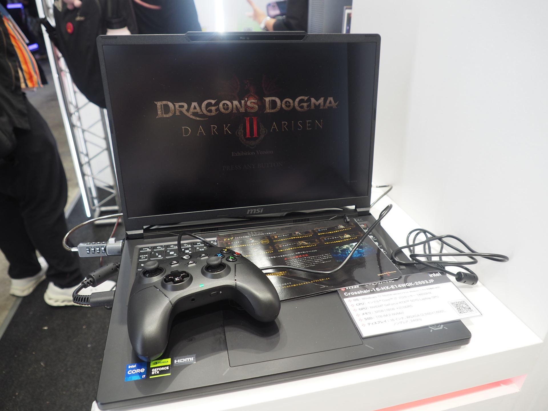 こちらも「ドラゴンズドグマ2」の試遊台。使われているゲーミングノートPCはCore i7-14650HXとGeForce RTX 5070 Laptopを搭載した16インチゲーミングノートPC「Crosshair-16-HX-E14WGK-2693JP」である