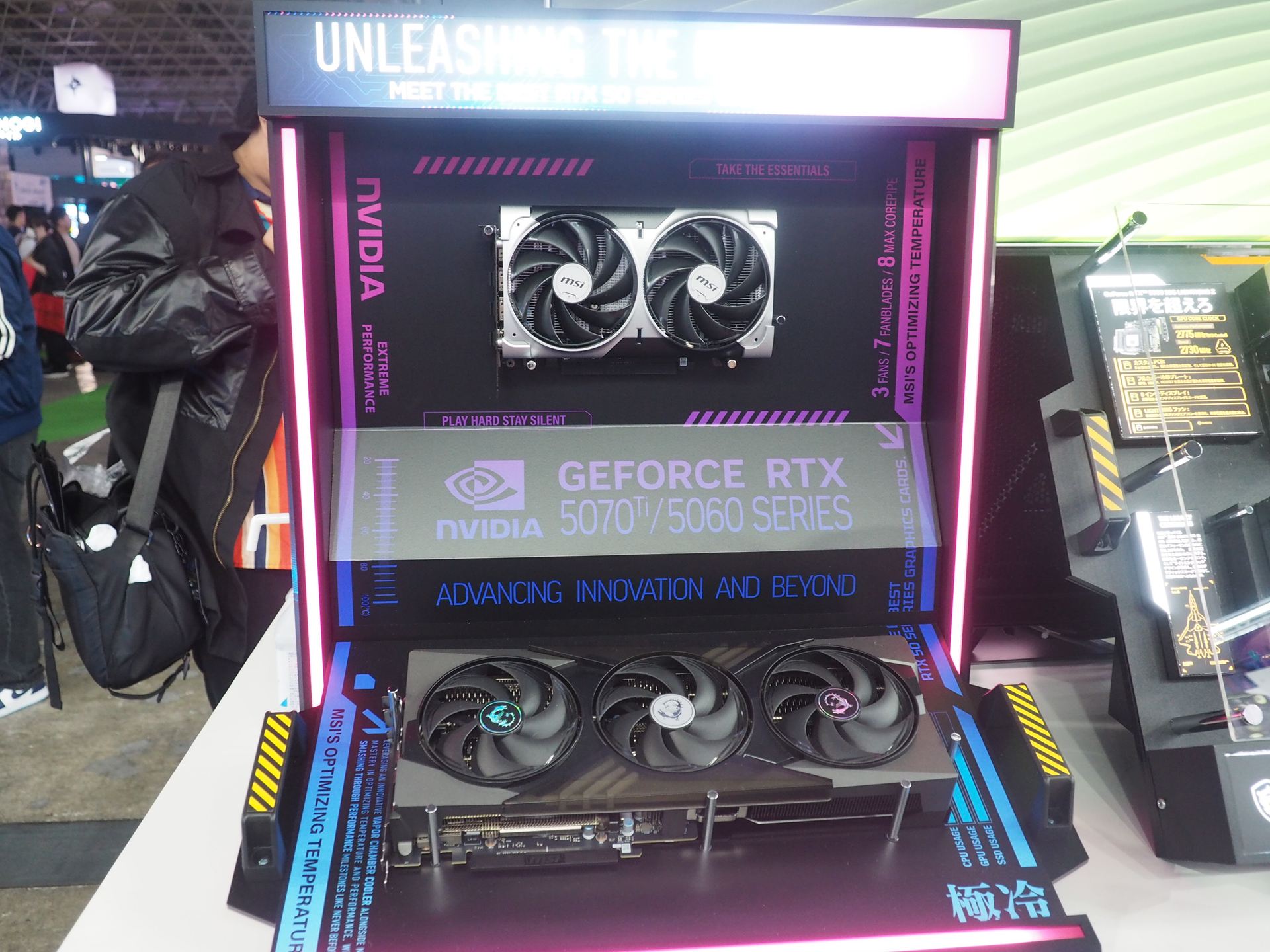 上がGeForce RTX 5060搭載グラフィックボード、下がGeForce RTX 5070 Ti搭載グラフィックボードである