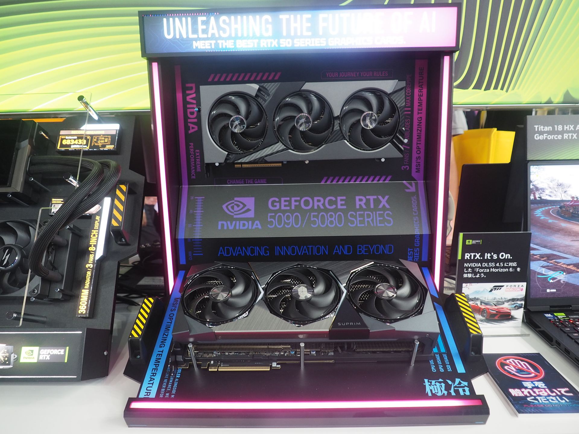 上がGeForce RTX 5080搭載グラフィックボード、下がGeForce RTX 5090搭載グラフィックボードである
