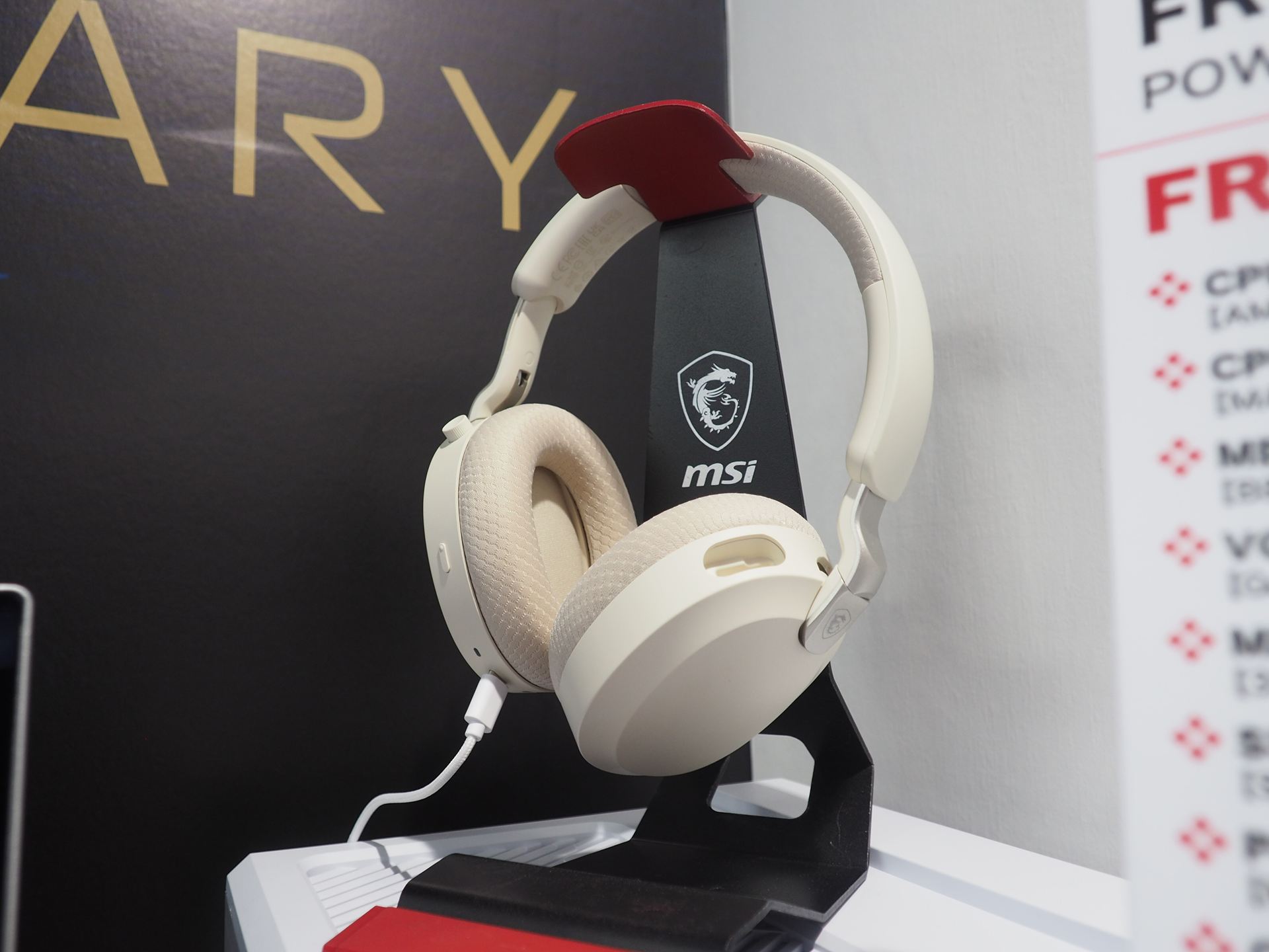ワイヤレスゲーミングヘッドホン「MAESTRO-500-WIRELESS」の新色であるアイボリーモデルが展示されていた