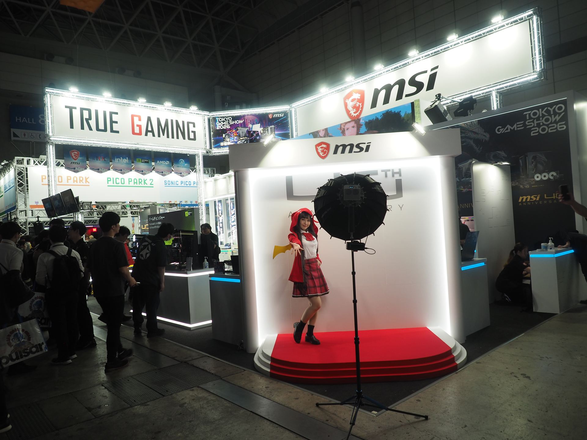 ブースの一角にはコスプレモデル撮影コーナーも用意されていた