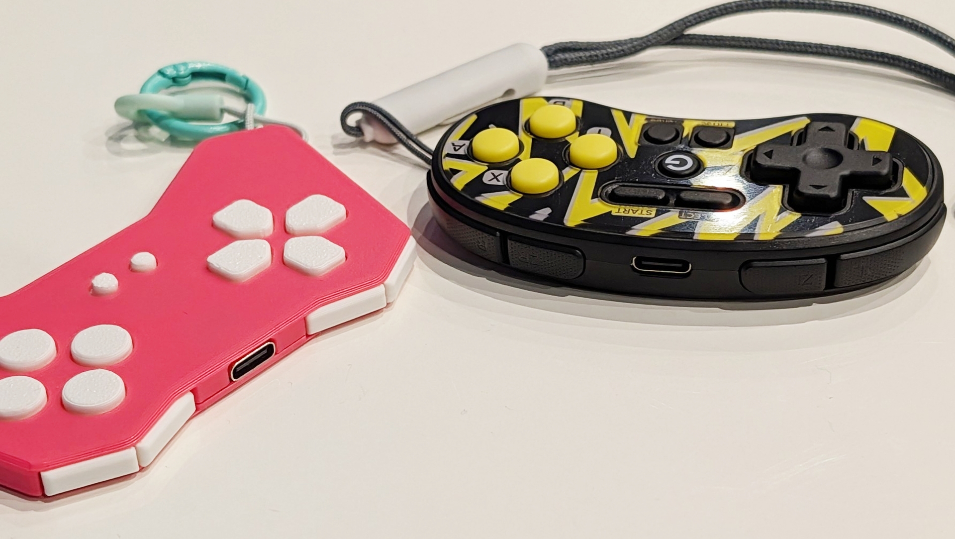 どちらも天面部にUSB Type-C端子とL1/L2ボタン、R1/R2ボタンを備える