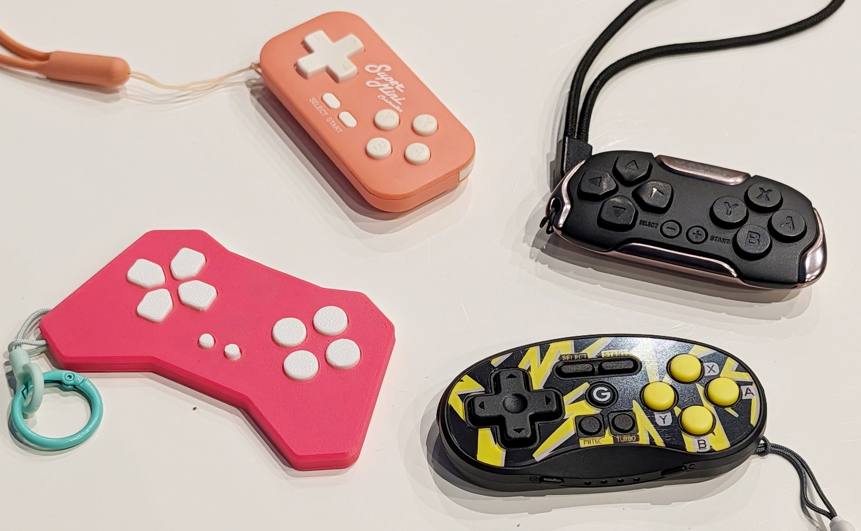 筆者の手持ちのミニサイズゲームパッド2製品を持ってきたので一緒に撮ってみた。どれもかわいいぞ