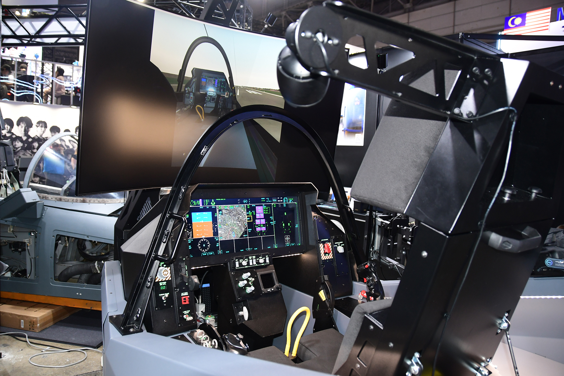 F-15に比べるとびっくりするほどシンプルだ