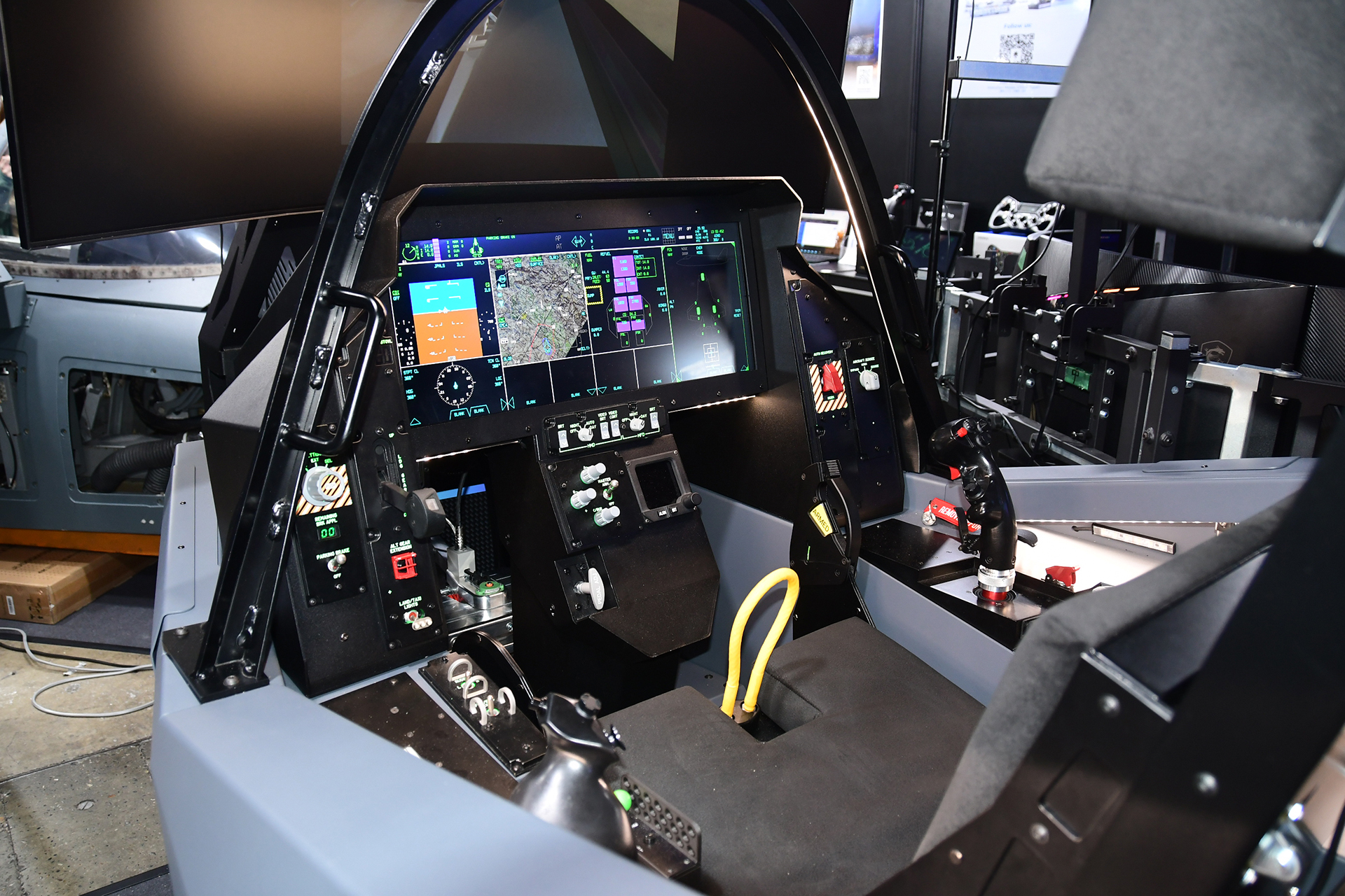 F-15に比べるとびっくりするほどシンプルだ