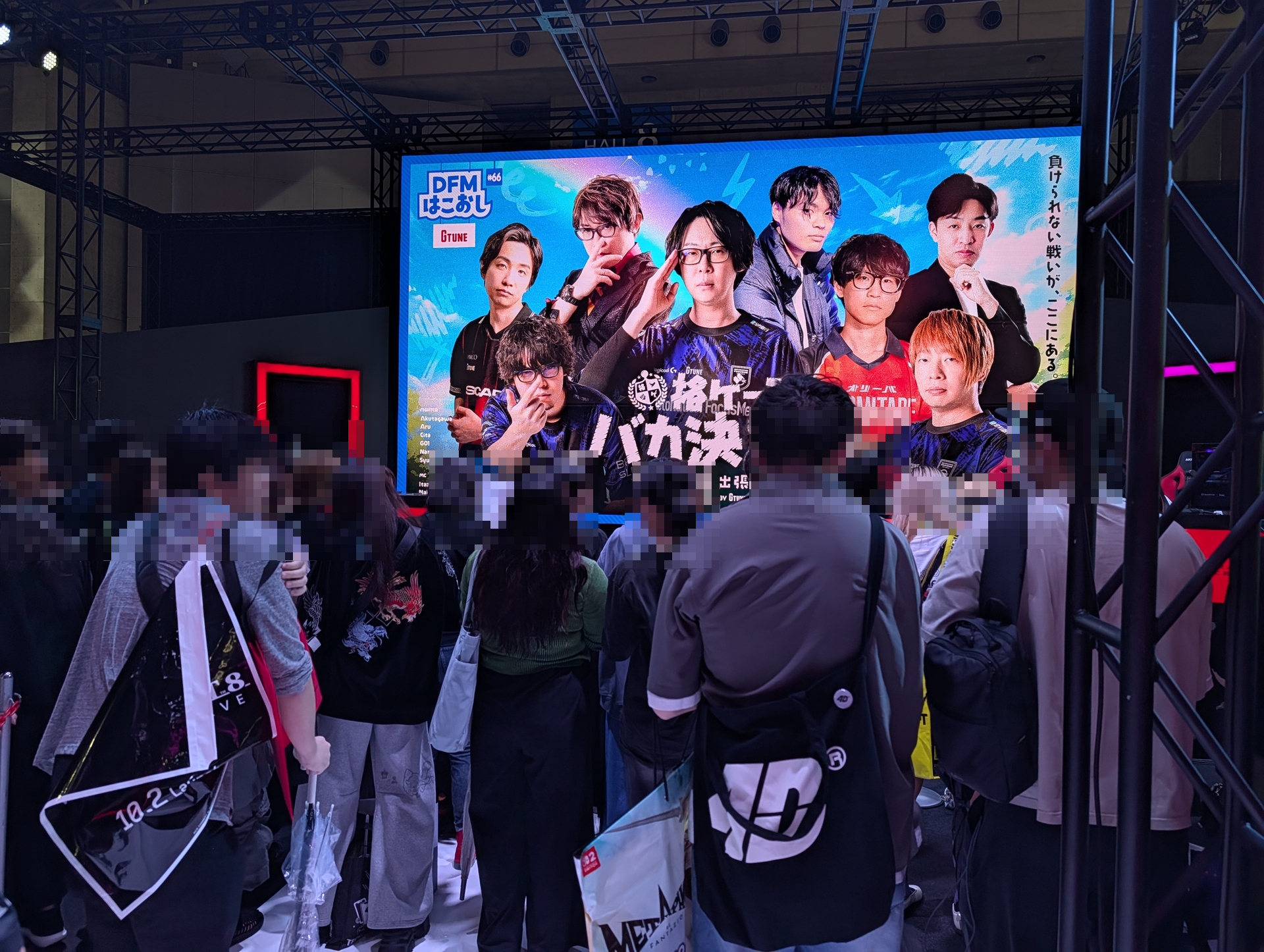 「格ゲーマーバカ決定戦～TGS2026出張版ミニ～ Powered by G TUNE」ステージ前には、開始前から多くの来場者たちが集まっていた