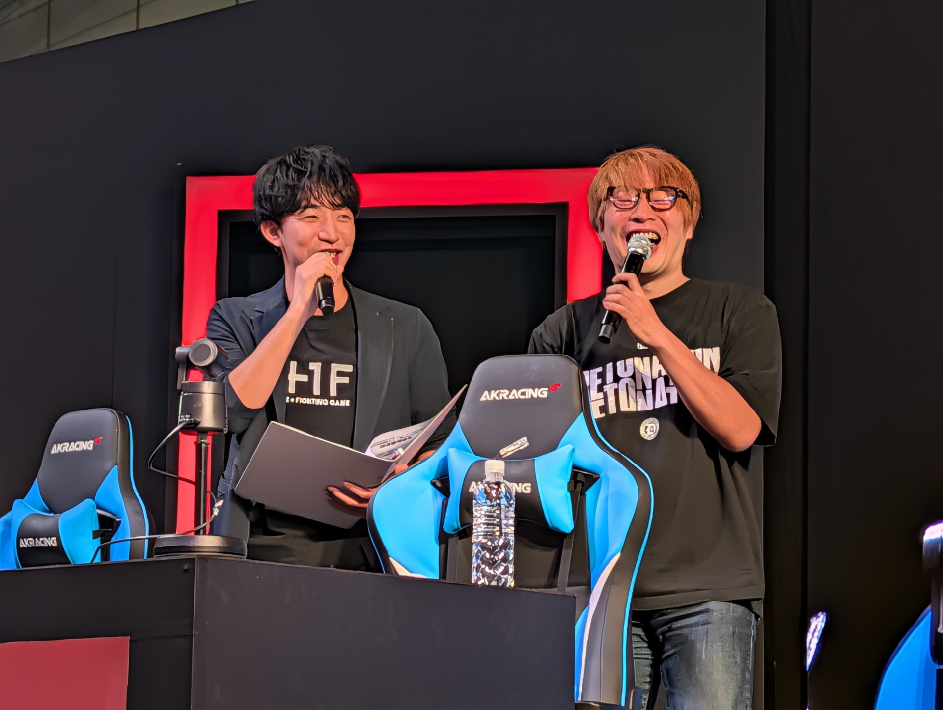 MCを務めるのは、DFM所属のゲームキャスター、なかお氏と、同所属のプロ格闘ゲーマー、板橋ザンギエフ選手