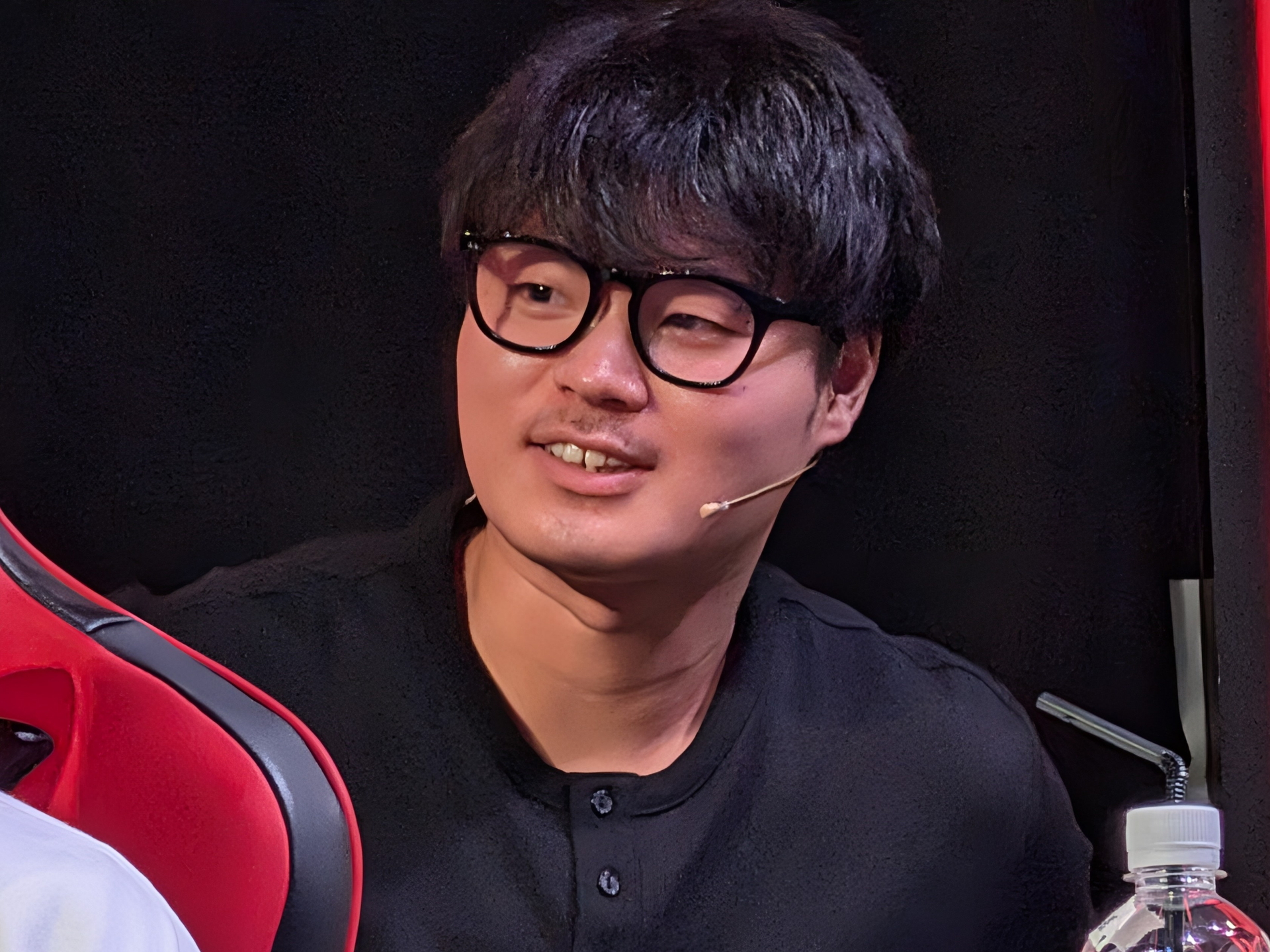 申し訳なさそうな表情を浮かべるシュウジ選手……