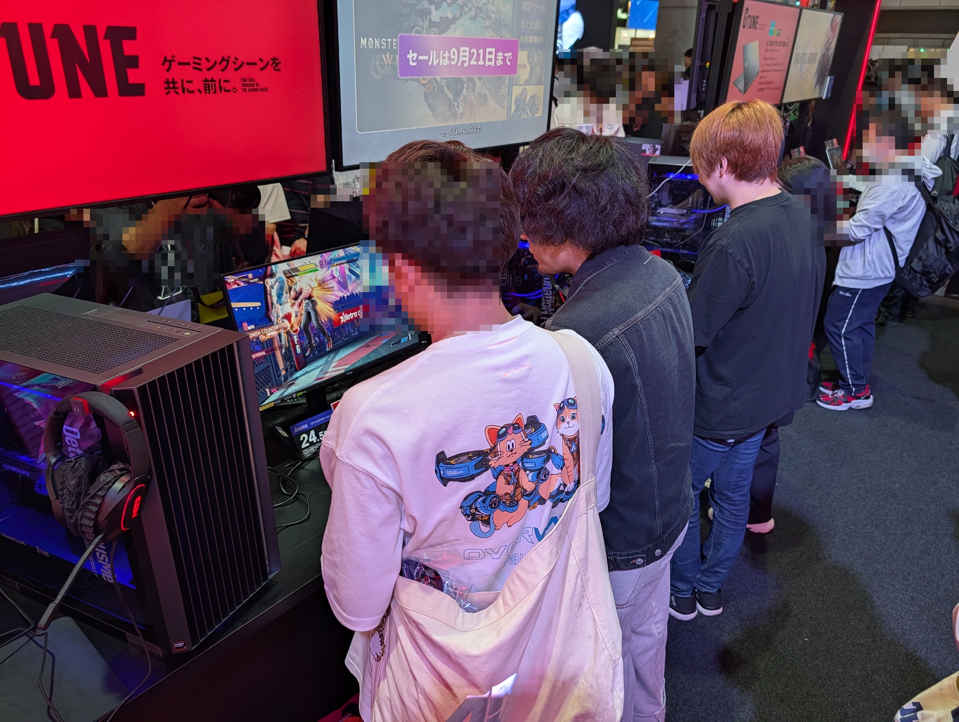 対戦会そのものは、ステージ上ではなく、試遊ブースを使ってかなり密接な距離感で行なわれており、ファンにはたまらないひと時だったろう