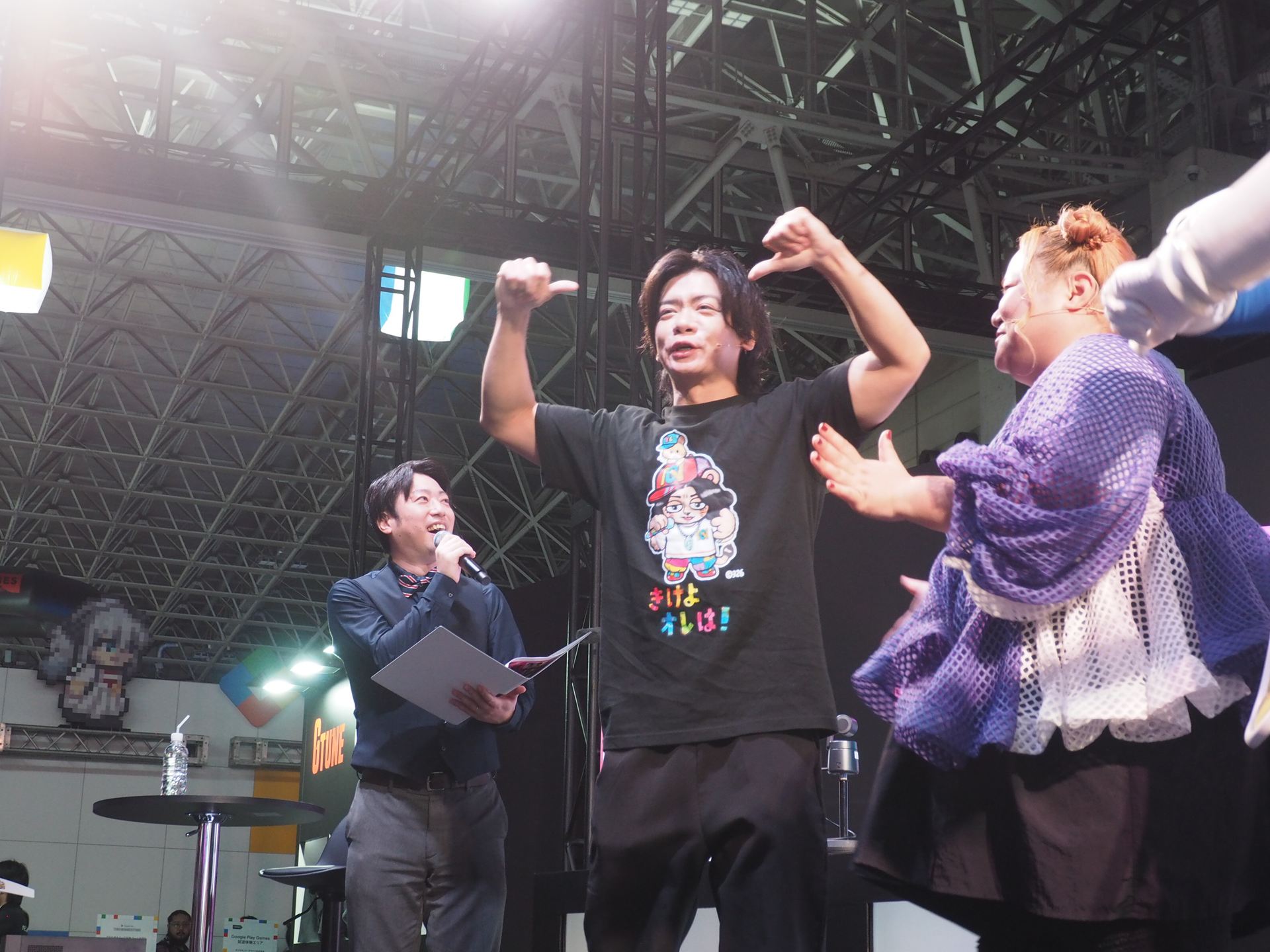 ポージングを決めて挨拶する野田クリスタルさん