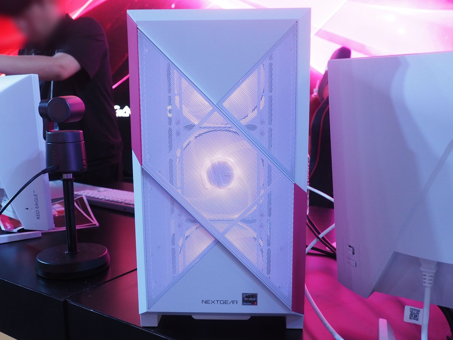 NEXTGEAR JG-A7G6T/ ホワイト（TGS2026出展記念モデル）のフロントパネル。ステージで使われていたのはホワイトモデルだが、ブラックモデルも用意されている