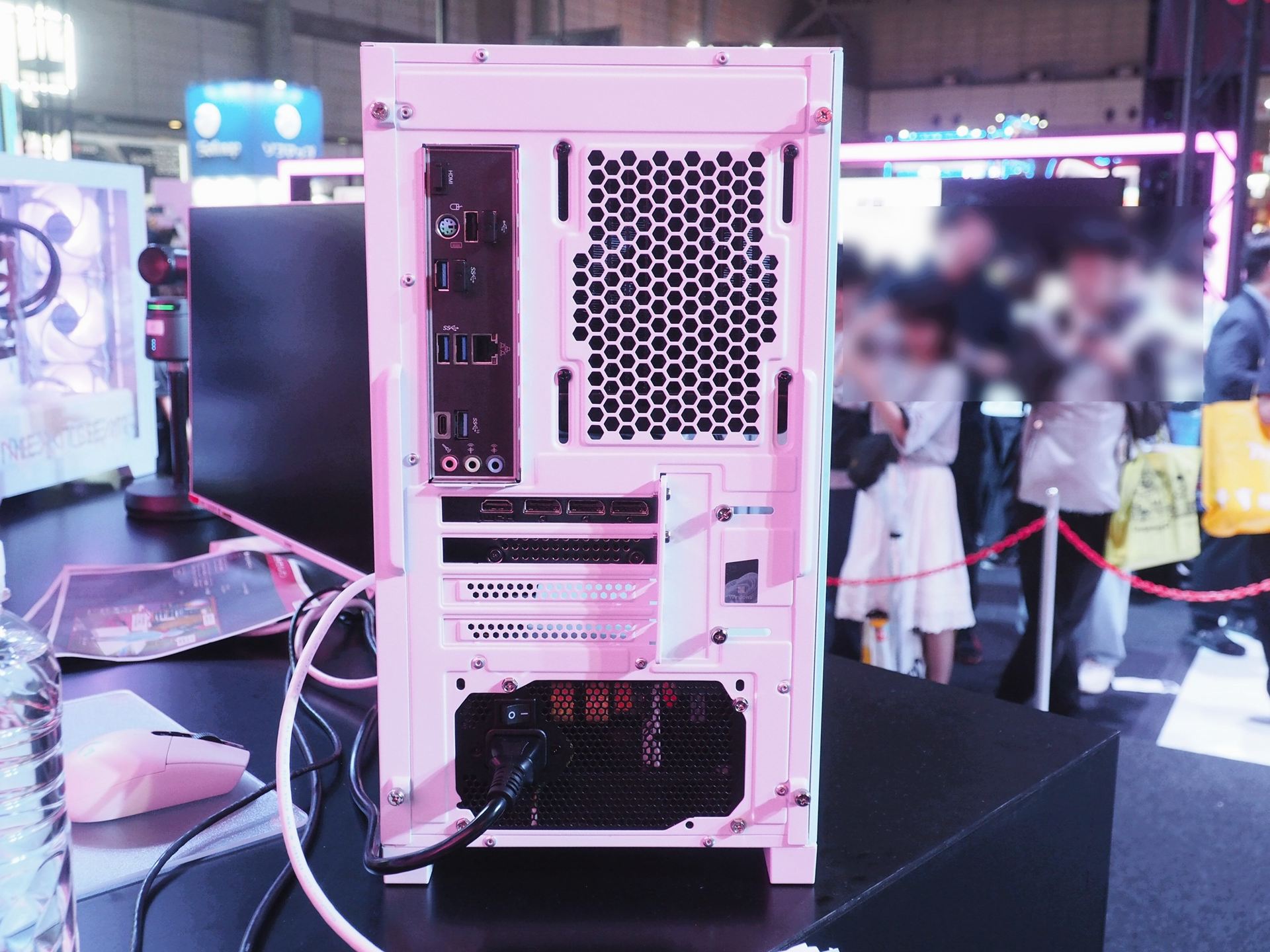 NEXTGEAR JG-A7G6T/ ホワイト（TGS2026出展記念モデル）のリアパネル。Micro-ATXマザーボード採用でコンパクトな筐体を実現。インターフェースも十分だ
