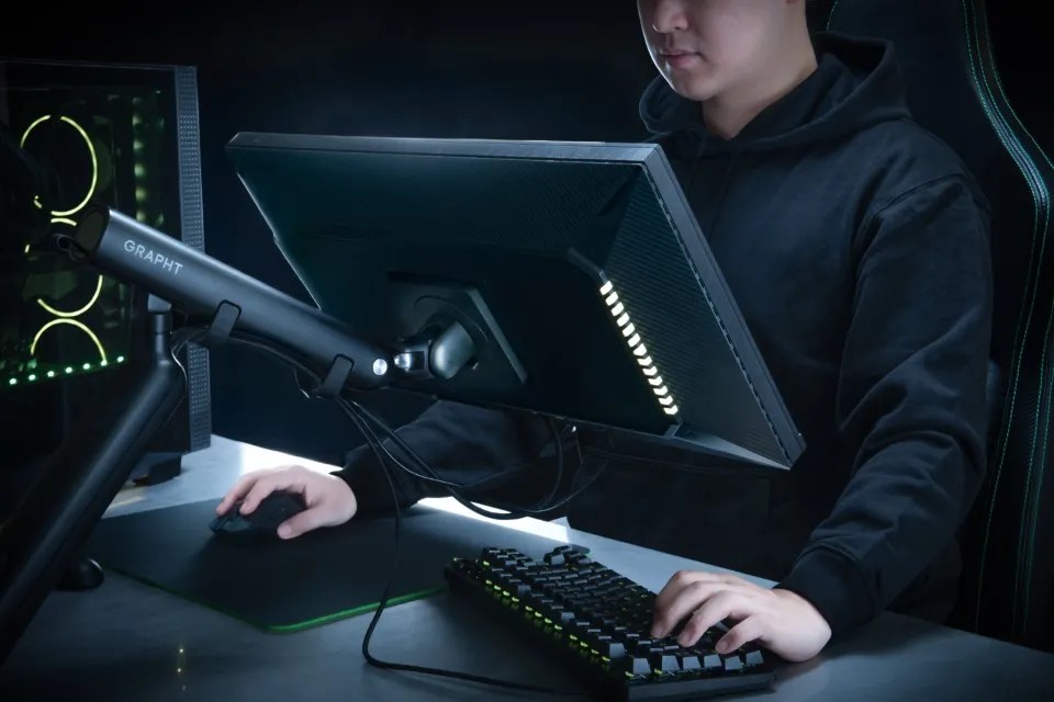 GRAPHTのモニターとアームで統一することで、快適なゲーム環境を構築可能だ