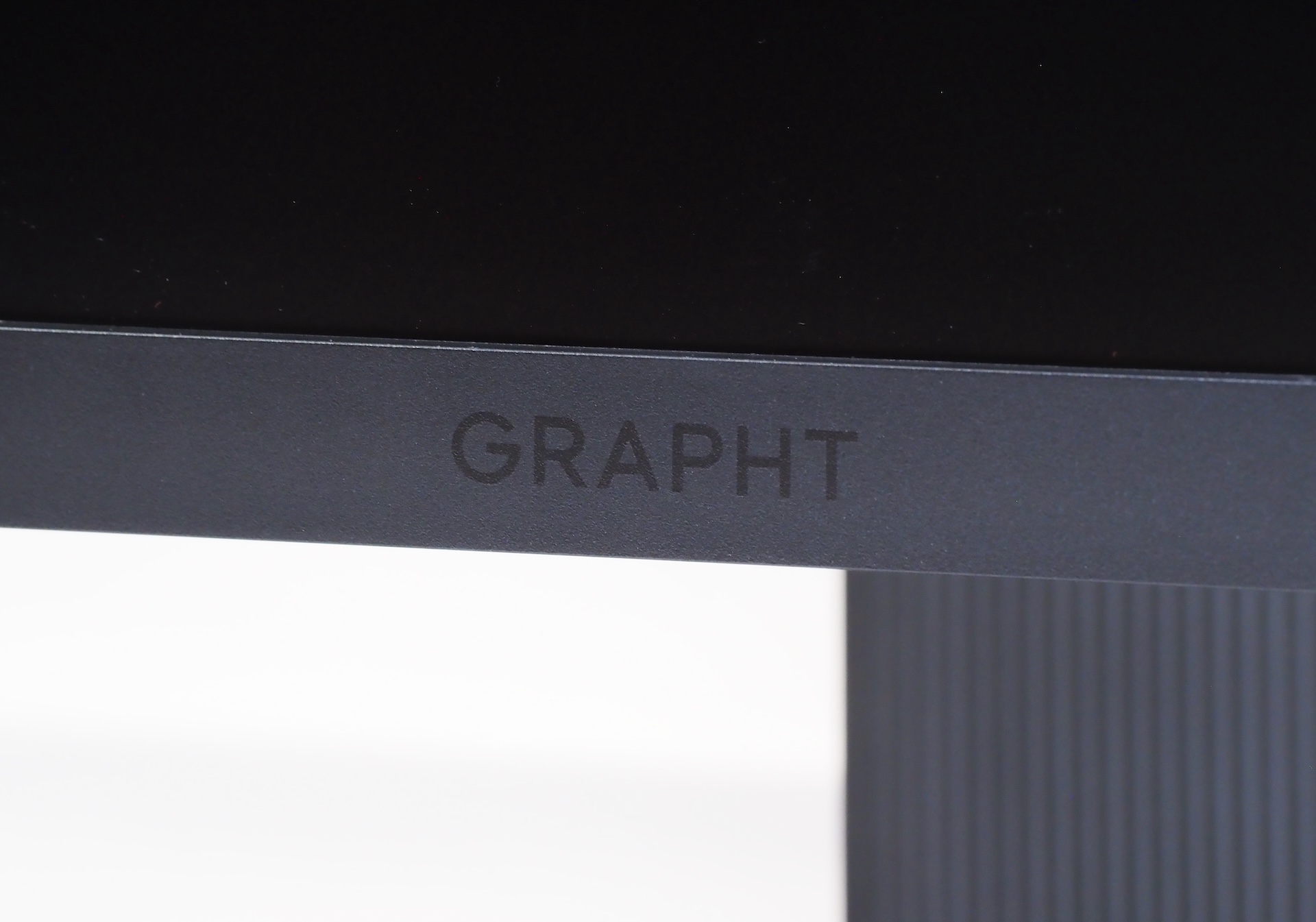 「GRAPHT」ロゴもブラックでプリントされており、画面への集中力を途切れさせない