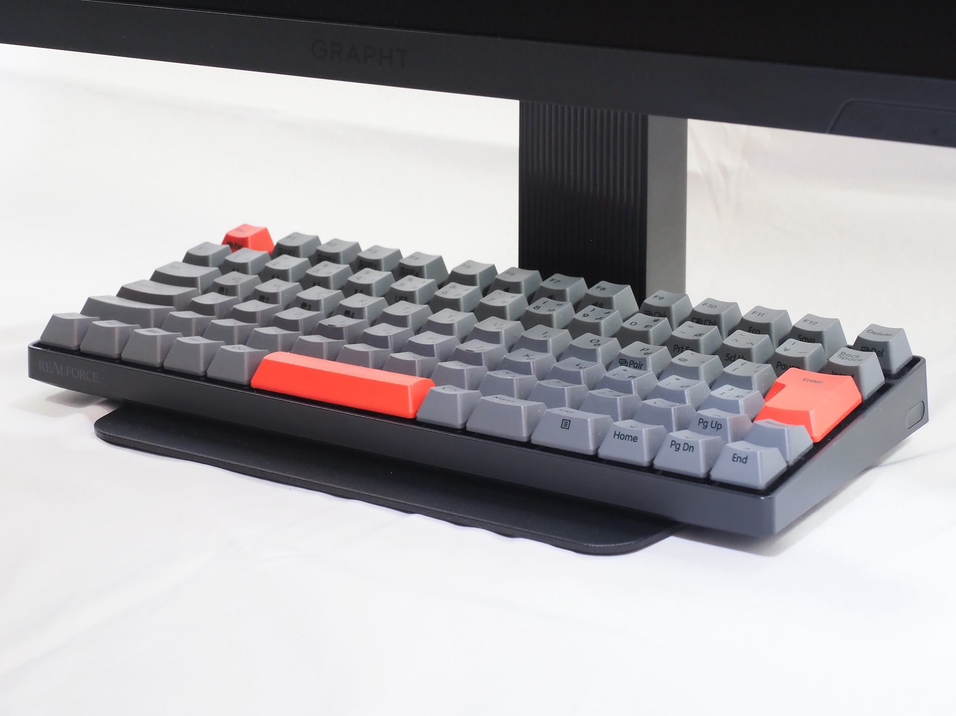 キーボードなどを収納可能。スペースを有効活用できる