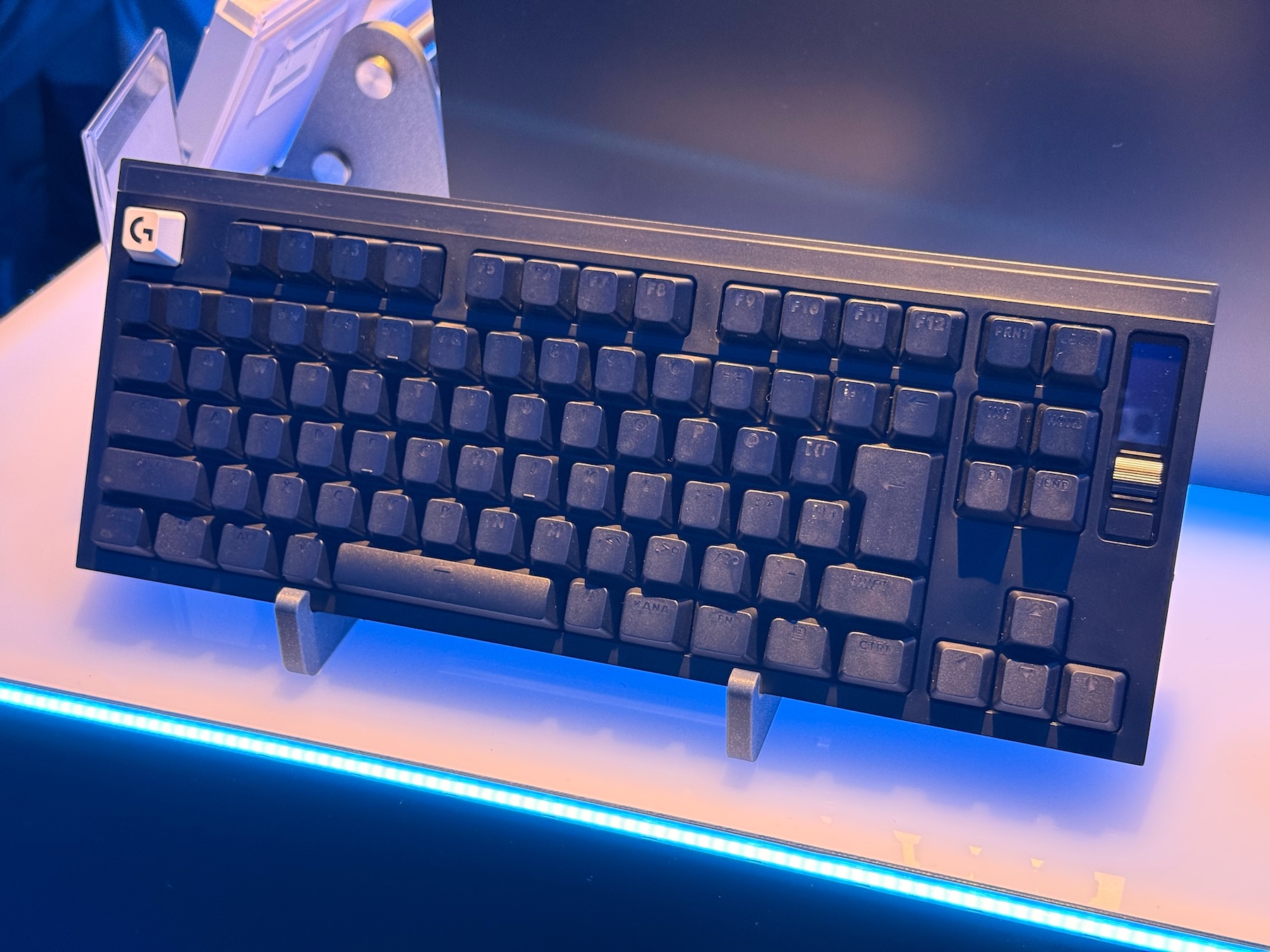 「PRO X2 RAPID」はデザインを刷新。打鍵感を改善し、OLEDディスプレイも内蔵した