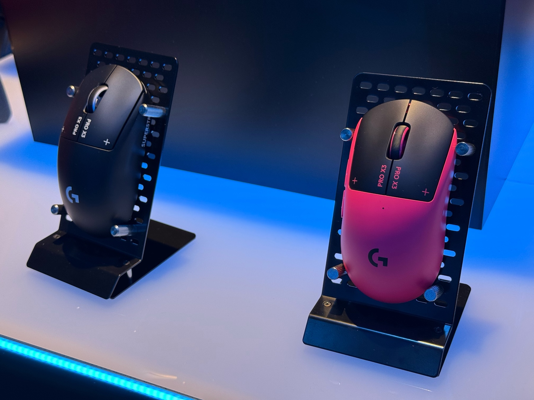 「PRO X3 SUPERSTRIKE」のブラックとピンク