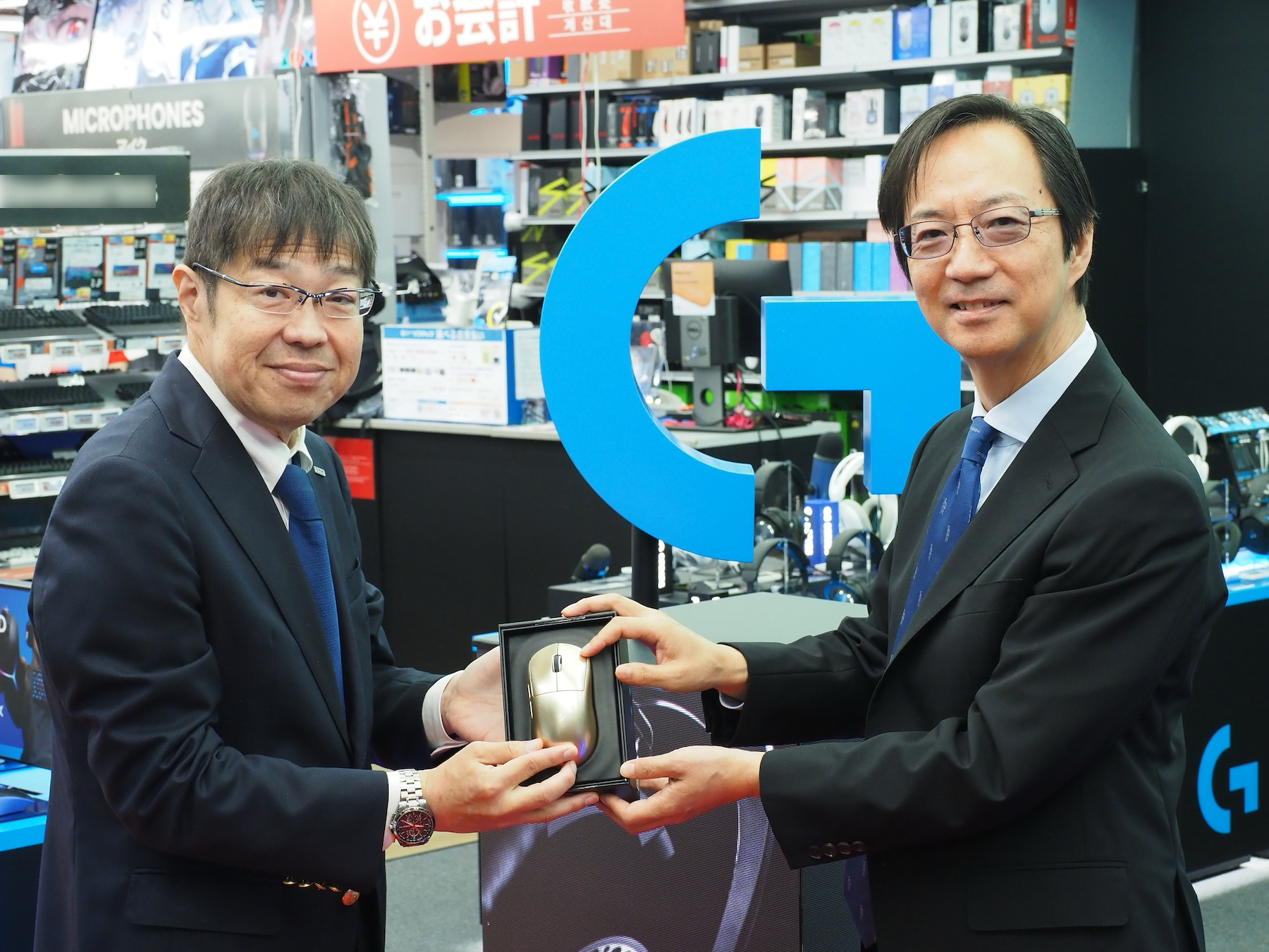 リニューアルのお祝いとして、笠原氏が金色の「PRO X3 SUPERSTRIKE」を中阿地氏にプレゼントした