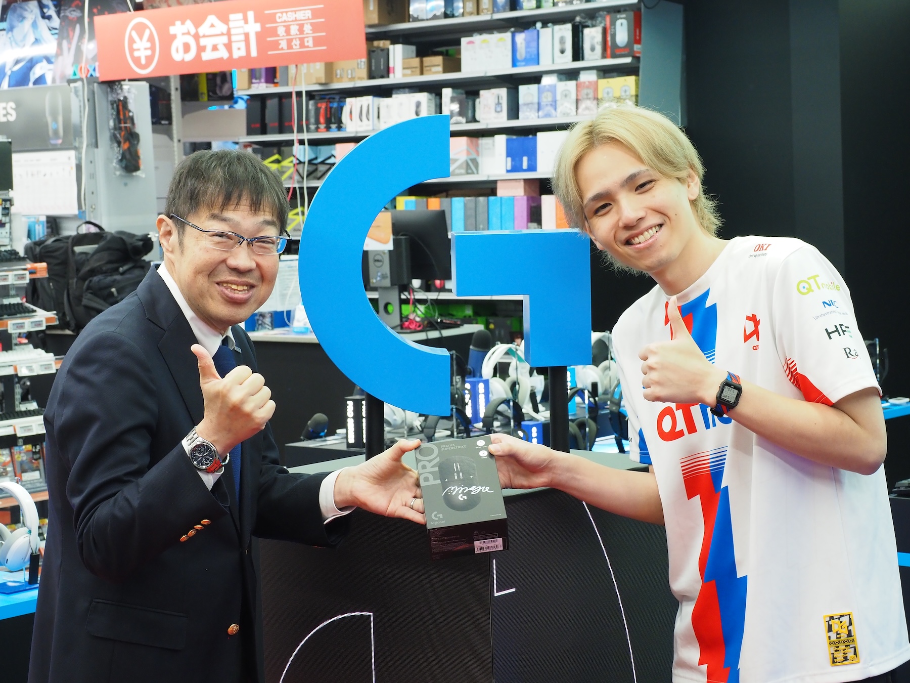 セレモニーに駆けつけたMisaya選手は、中阿地氏にサイン入りの「PRO X3 SUPERSTRIKE」をプレゼント