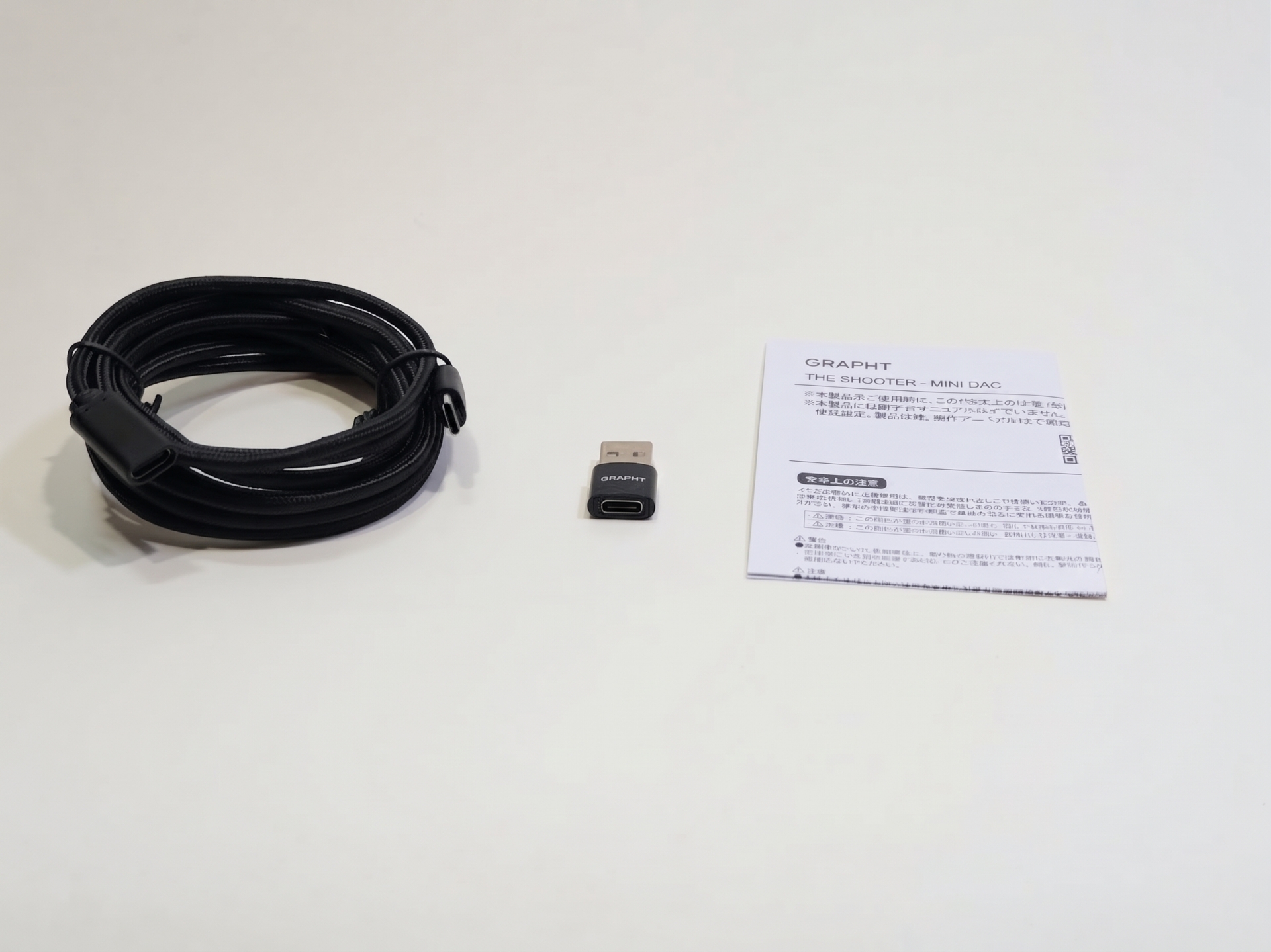 付属品はUSB Type-C延長ケーブルとUSB Type-A変換アダプタとシンプル