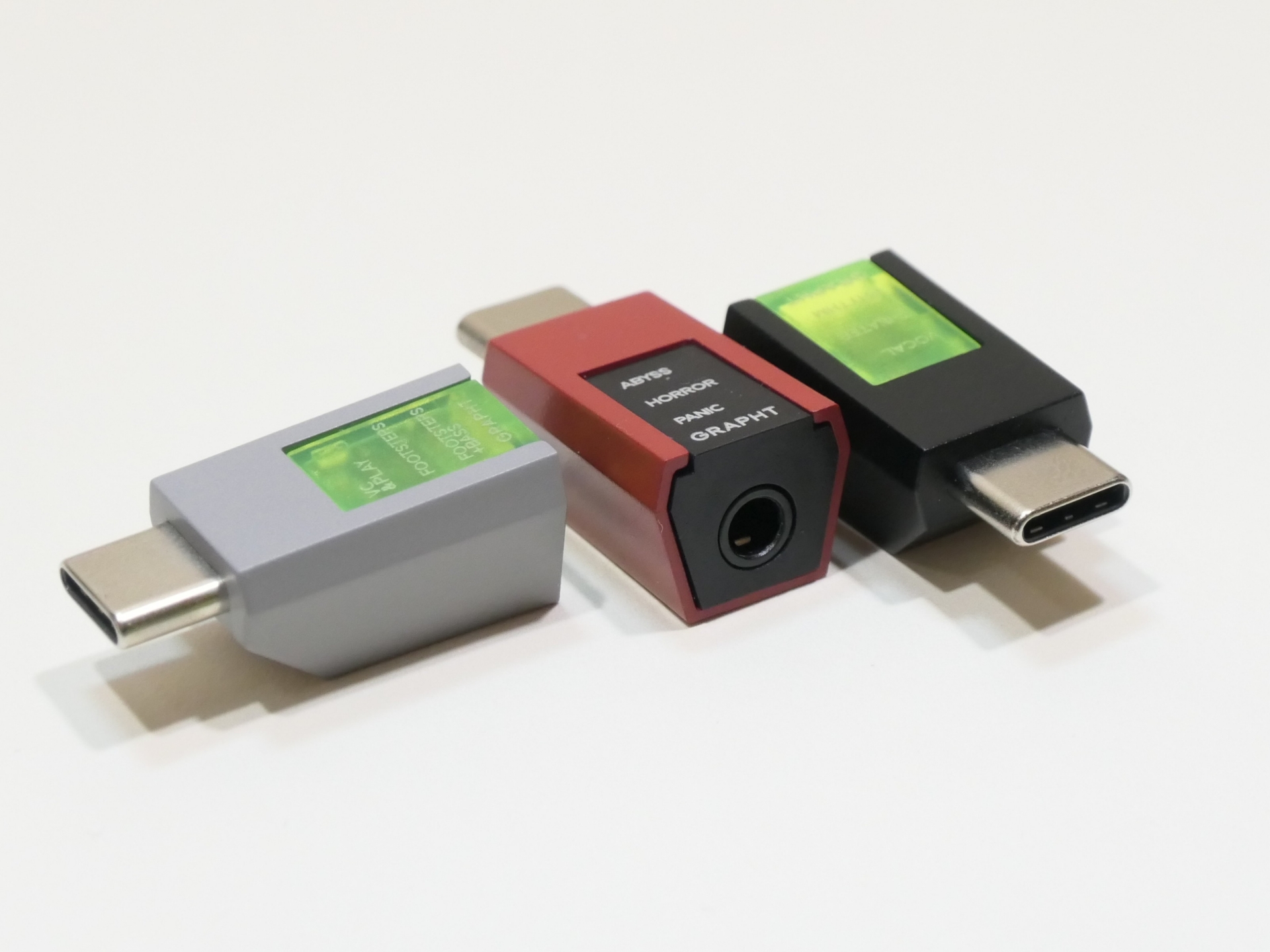 USB DACの「THE STANDARD - MINI DAC for Gaming」、「THE SHOOTER - MINI DAC」、「THE SPECIAL - MINI DAC Horror Edition」本体はコンパクトボディで、USB Type-C端子の反対側の面には3.5mmの4極音声出力端子を備えるのみとなっており、余計な物が一切載っていない機能美を感じる