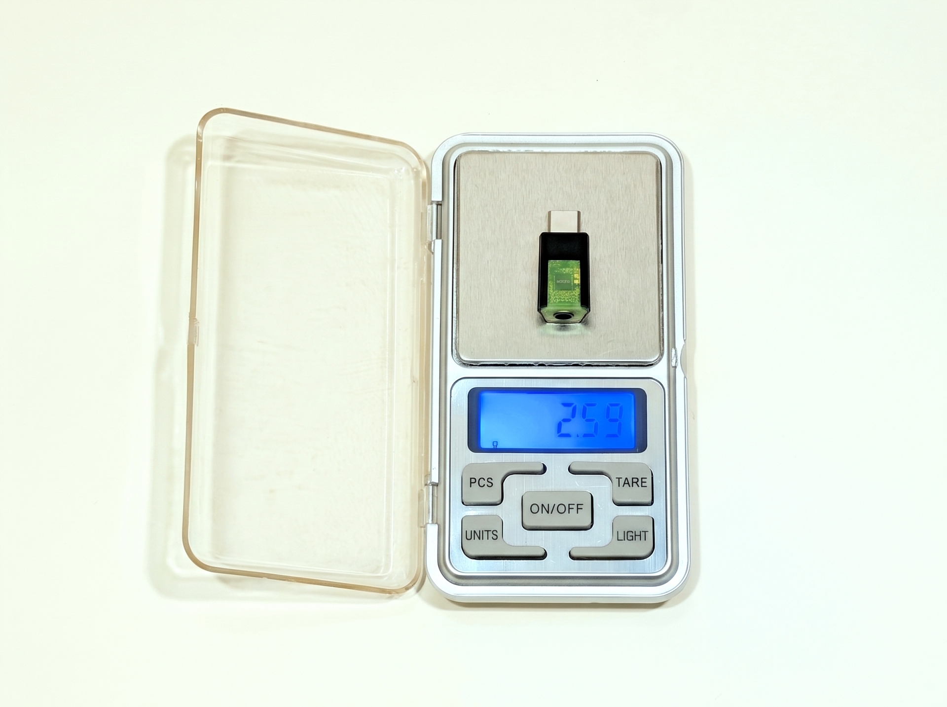 重量は公称2.5g、実測では2.59gとなっており、3g未満の超軽量デバイスとなっている